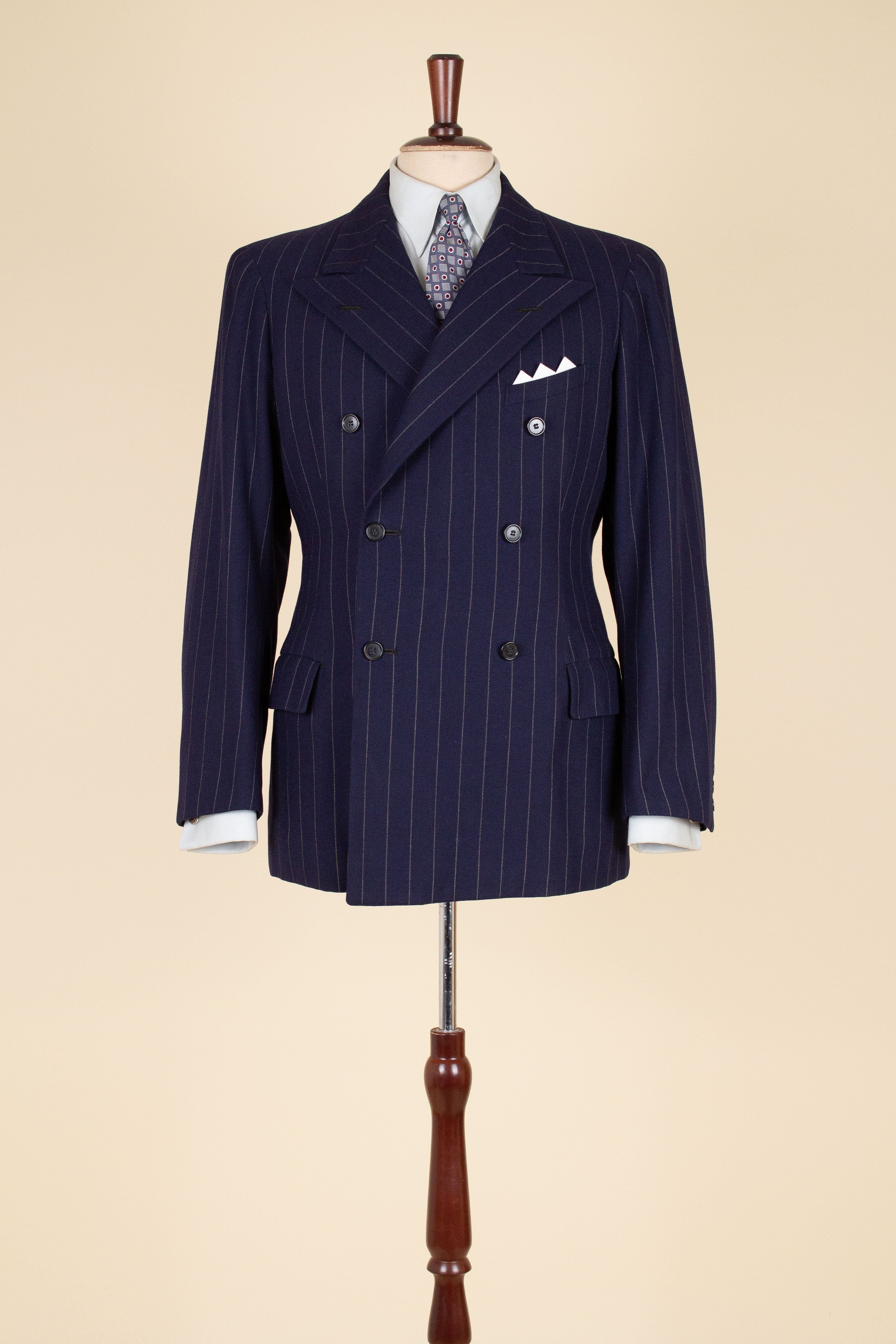 SWEDISH 1940S NAVY BLUE PINSTRIPE BESPOKE SINGE JACKET. SIZE CA EU