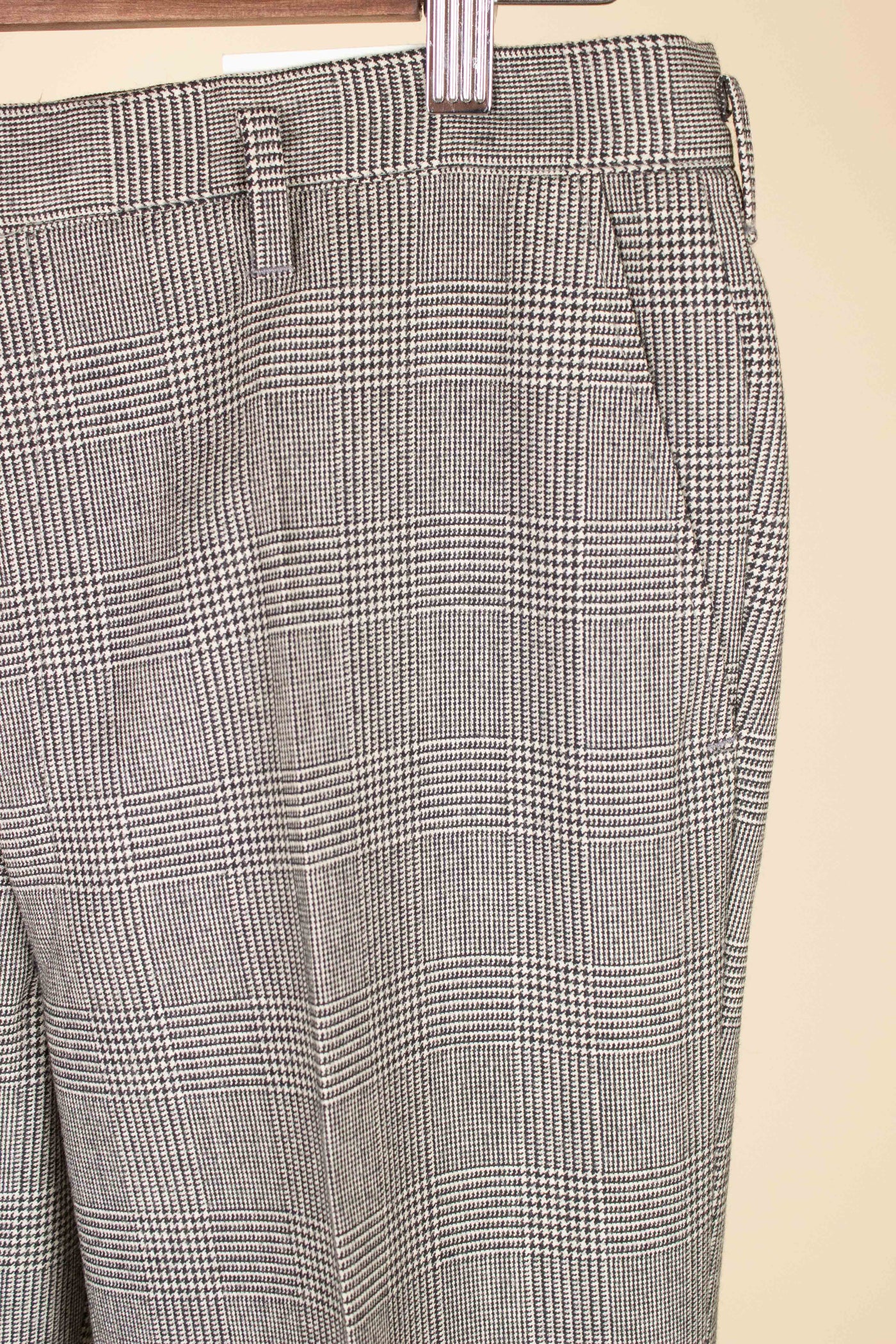 SWEDISH 1960S GREY TWO PIECE PRINCE OF WALES DEADSTOCK SUIT BY PINGVIN. SIZE CA EU 48