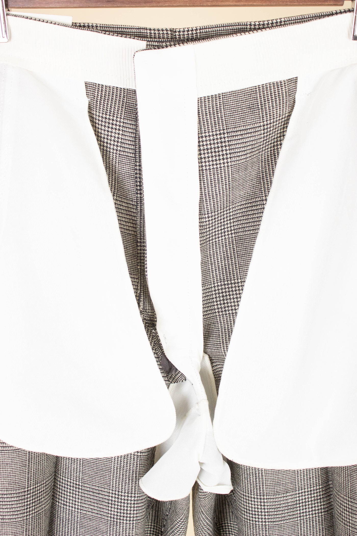 SWEDISH 1960S GREY TWO PIECE PRINCE OF WALES DEADSTOCK SUIT BY PINGVIN. SIZE CA EU 48