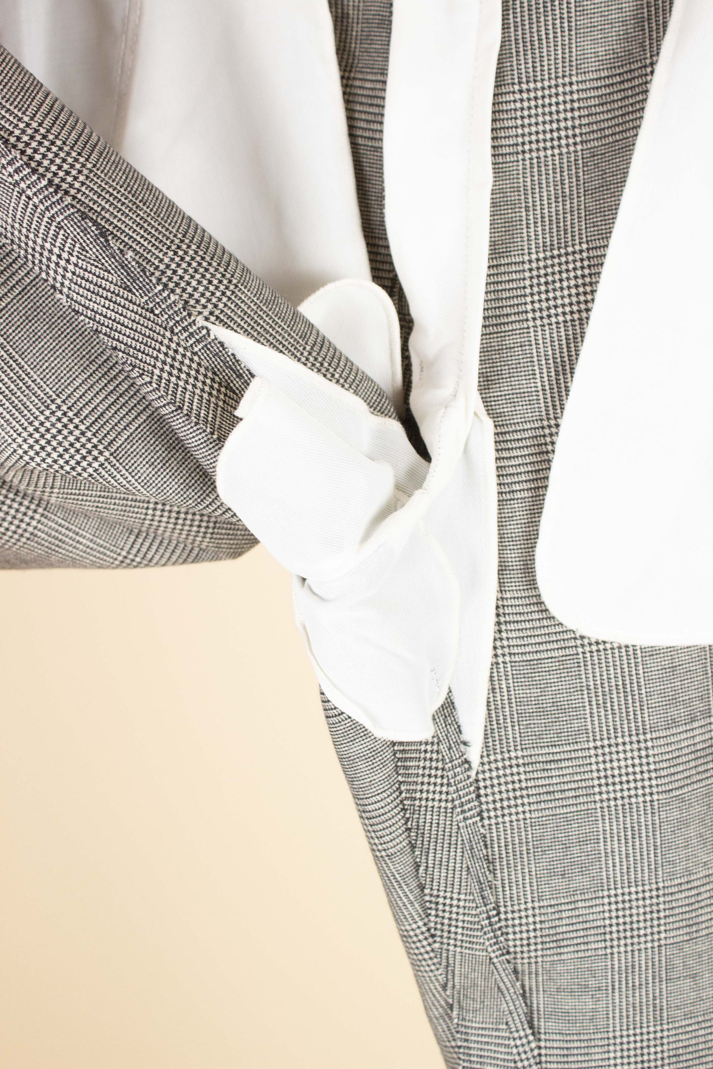 SWEDISH 1960S GREY TWO PIECE PRINCE OF WALES DEADSTOCK SUIT BY PINGVIN. SIZE CA EU 48