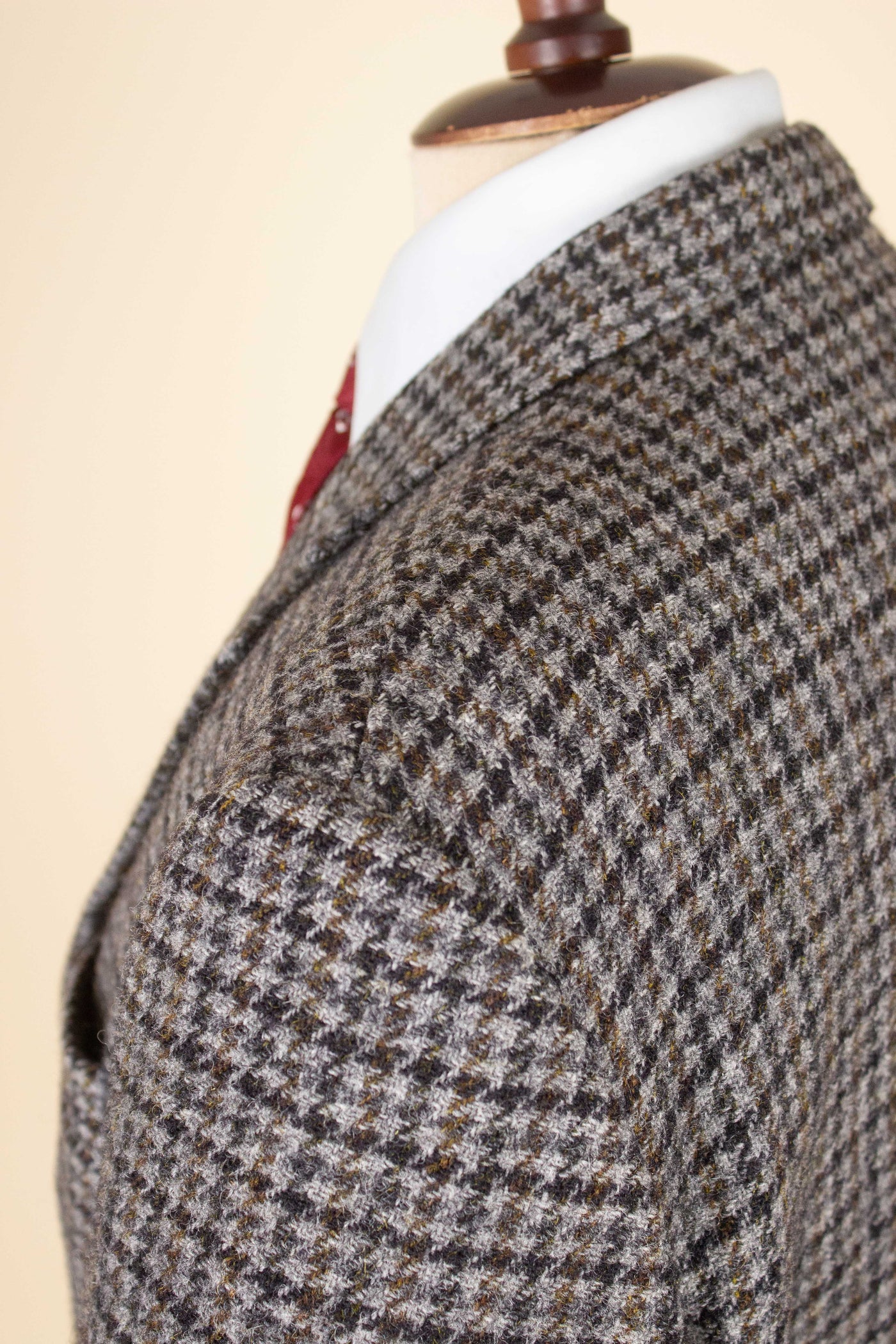 NORWEGIAN 1950S/1960S GREY HARRIS TWEED HOUNDSTOOTH JACKET BY PIONÉR. SIZE CA EU 54-56