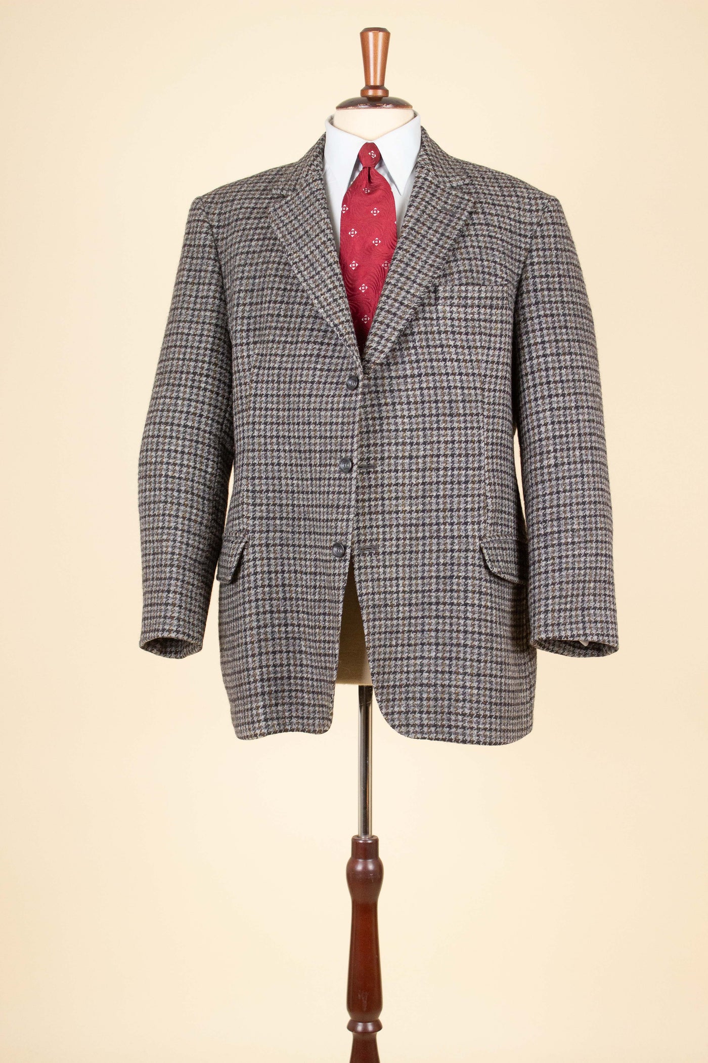 NORWEGIAN 1950S/1960S GREY HARRIS TWEED HOUNDSTOOTH JACKET BY PIONÉR. SIZE CA EU 54-56