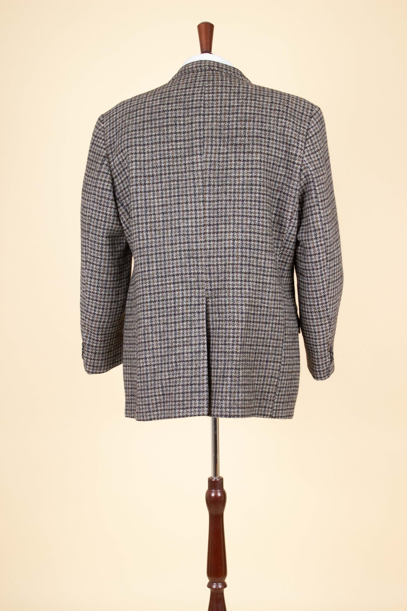 NORWEGIAN 1950S/1960S GREY HARRIS TWEED HOUNDSTOOTH JACKET BY PIONÉR. SIZE CA EU 54-56