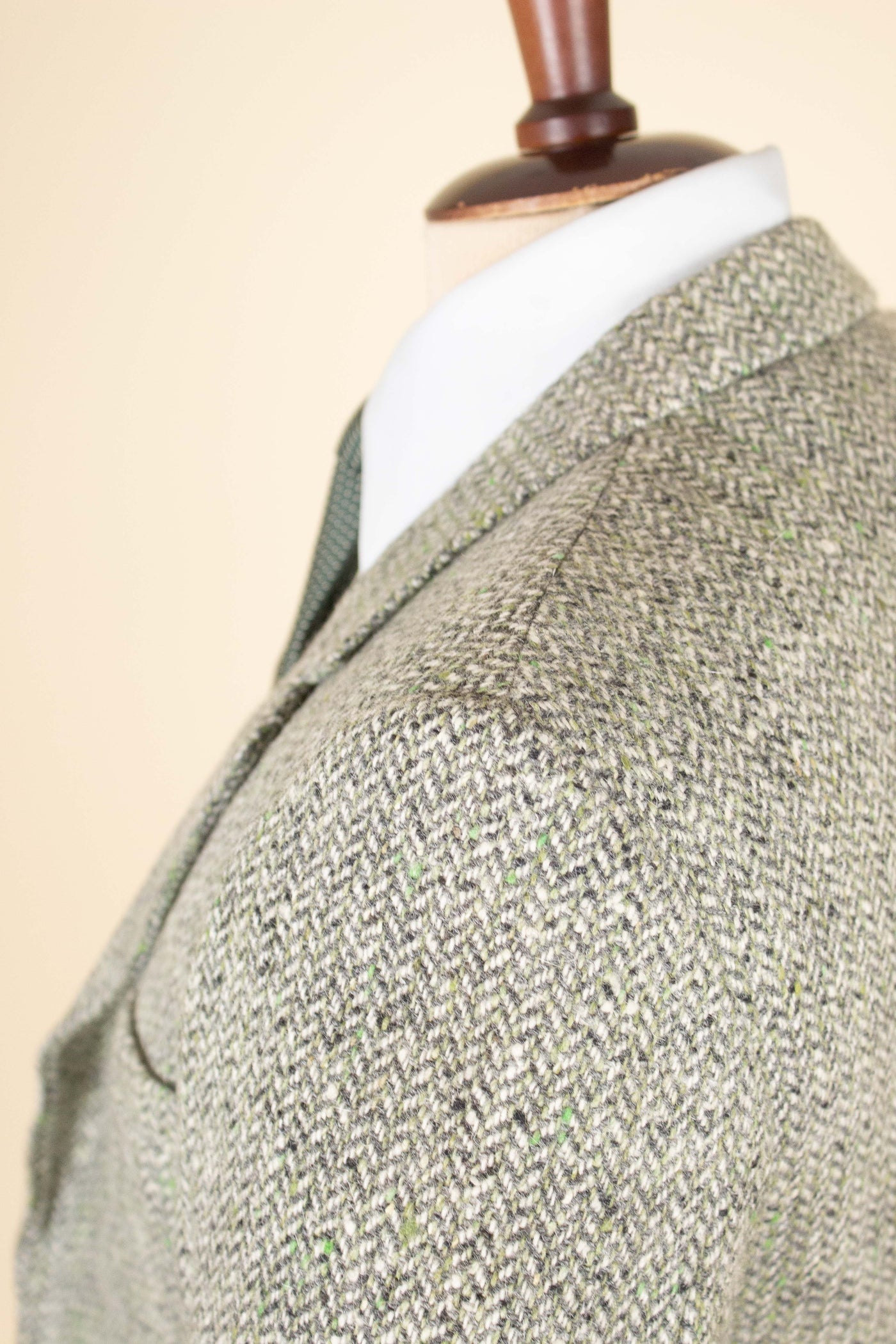 SWEDISH 1950S  DEADSTOCK GREY AND GREEN HERRINGBONE TWEED JACKET BY STRANDS. SIZE CA EU 42