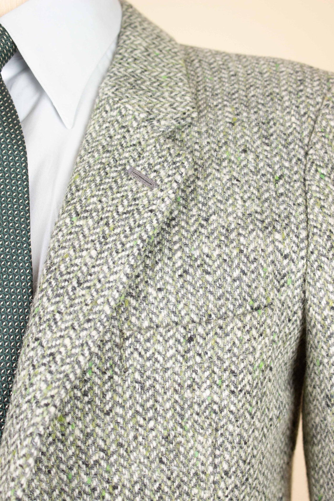 SWEDISH 1950S  DEADSTOCK GREY AND GREEN HERRINGBONE TWEED JACKET BY STRANDS. SIZE CA EU 42