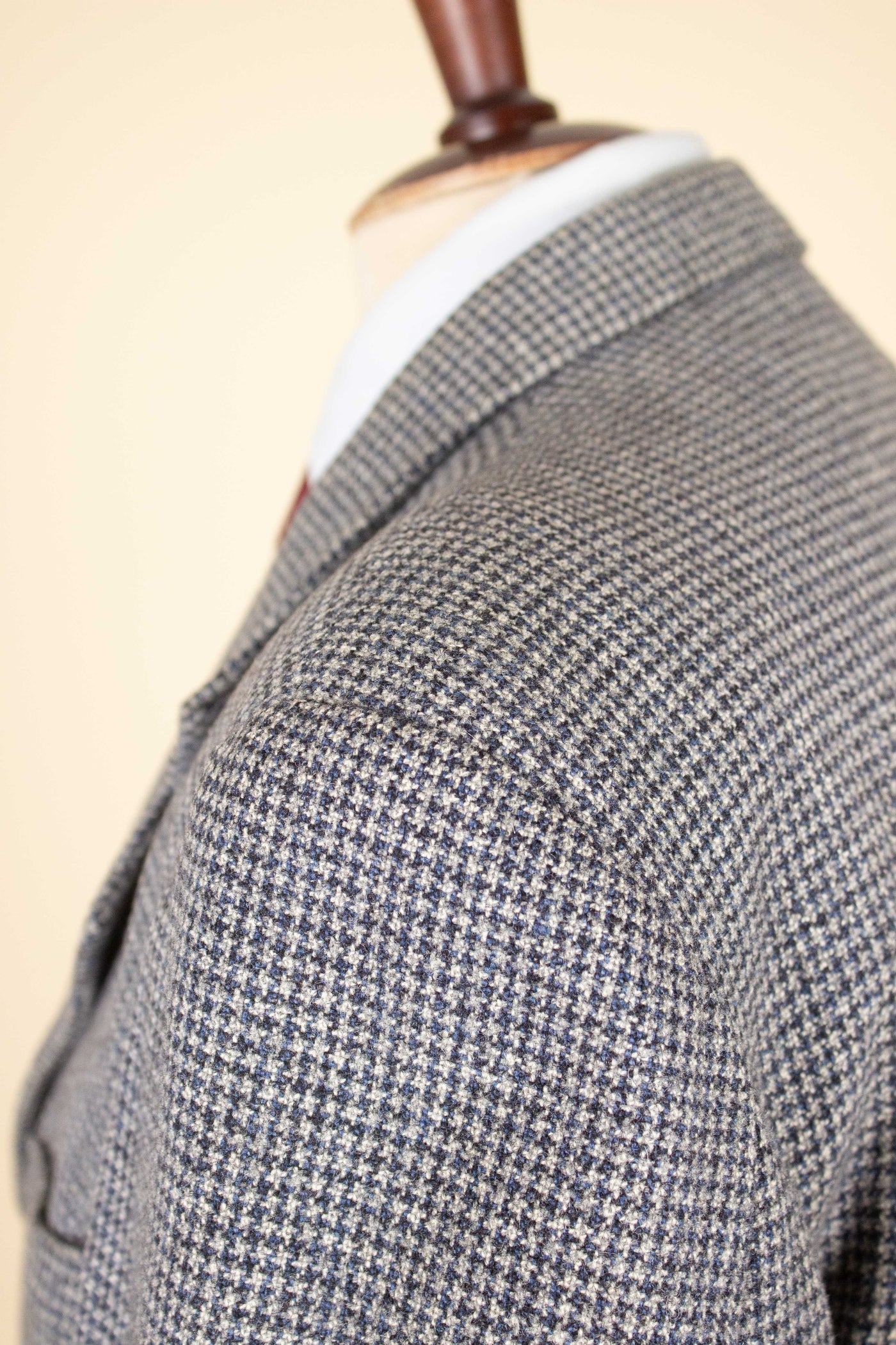 SWEDISH 1940S GREY HOUNDSTOOTH TWEED JACKET BY PUBSON. SIZE CA EU 48