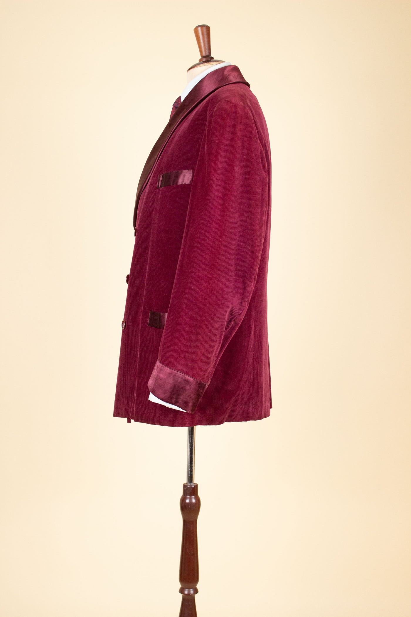 SWEDISH 1940S DARK RED CORDUROY AND SILK SHAWL COLLAR SMOKING JACKET. SIZE CA EU 54