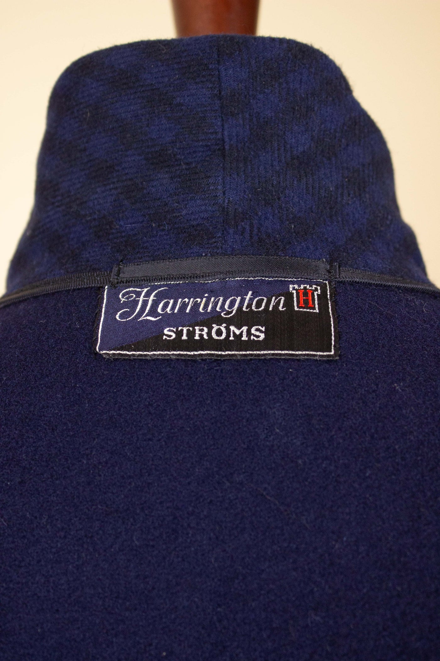 SWEDISH 1940S/1950S DARK BLUE WOOL SMOKING JACKET BY HARRINGTON, STRÖMS. SIZE CA EU 50