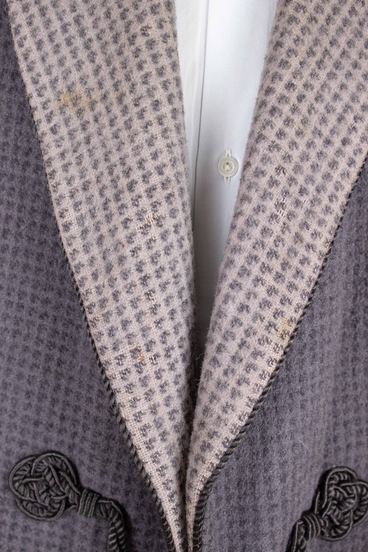 SWEDISH 1930S/1940S GREY/LIGHT GREY WOOL SMOKING JACKET. SIZE CA EU 52