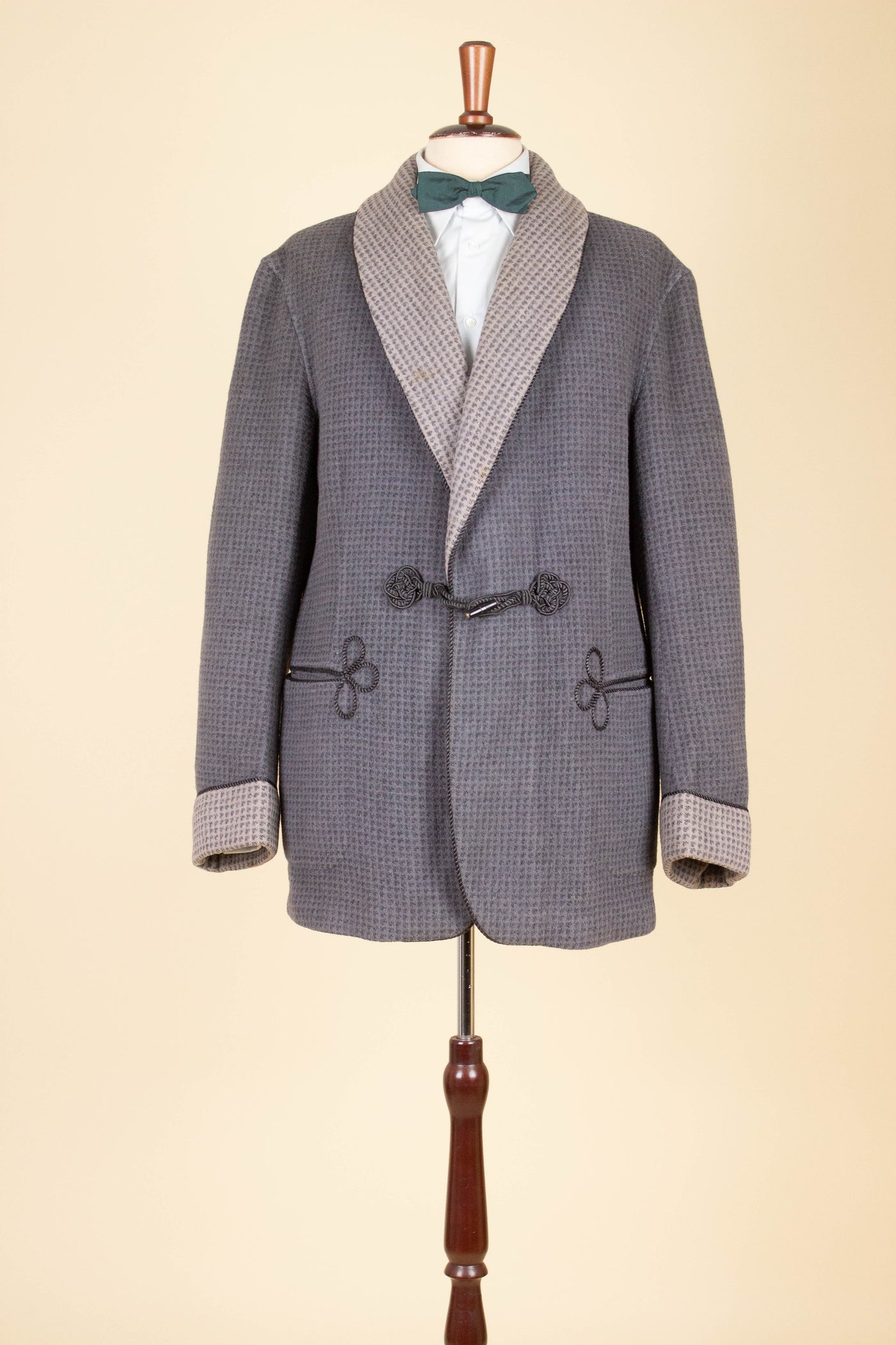 SWEDISH 1930S/1940S GREY/LIGHT GREY WOOL SMOKING JACKET. SIZE CA EU 52