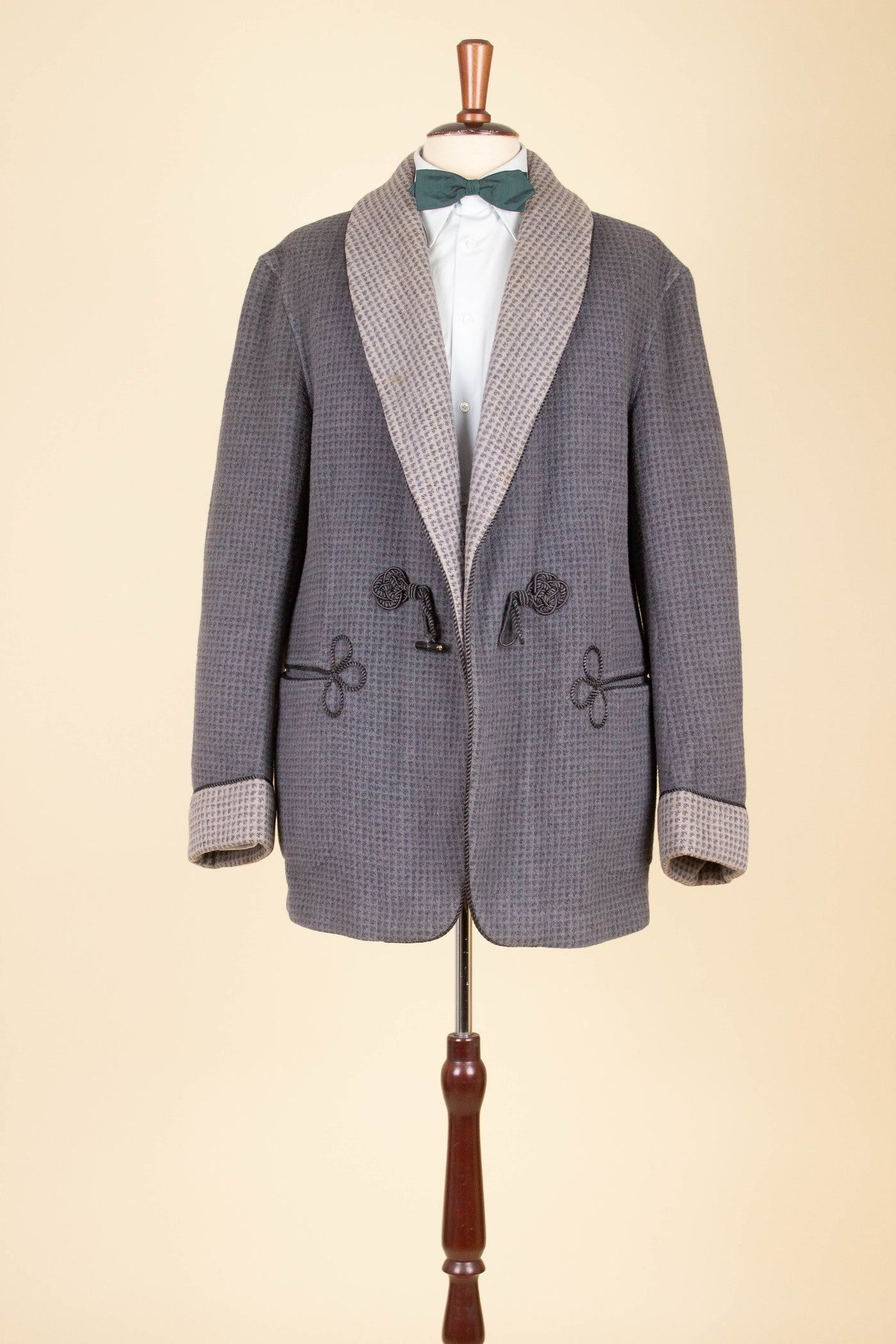 SWEDISH 1930S/1940S GREY/LIGHT GREY WOOL SMOKING JACKET. SIZE CA EU 52