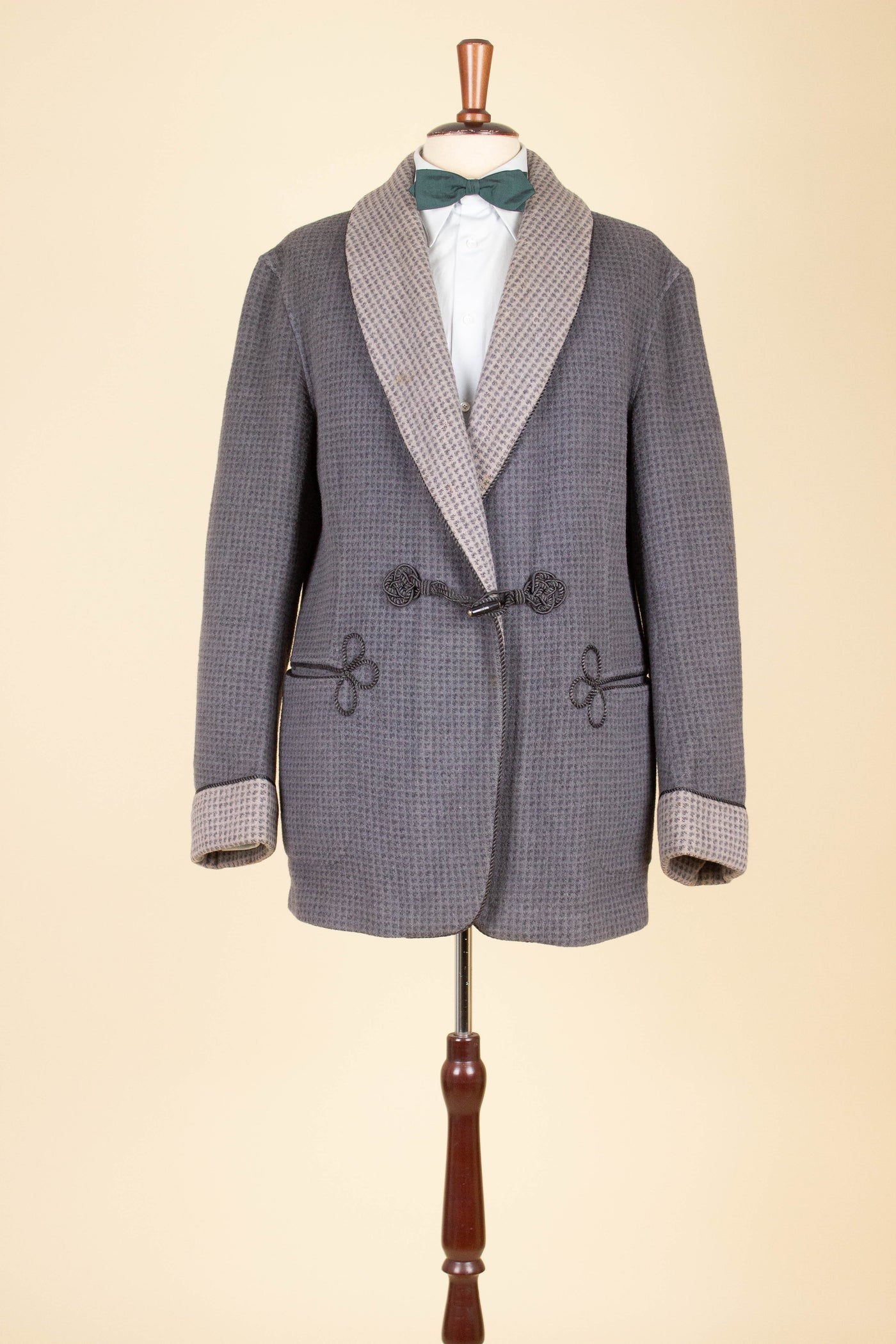 SWEDISH 1930S/1940S GREY/LIGHT GREY WOOL SMOKING JACKET. SIZE CA EU 52