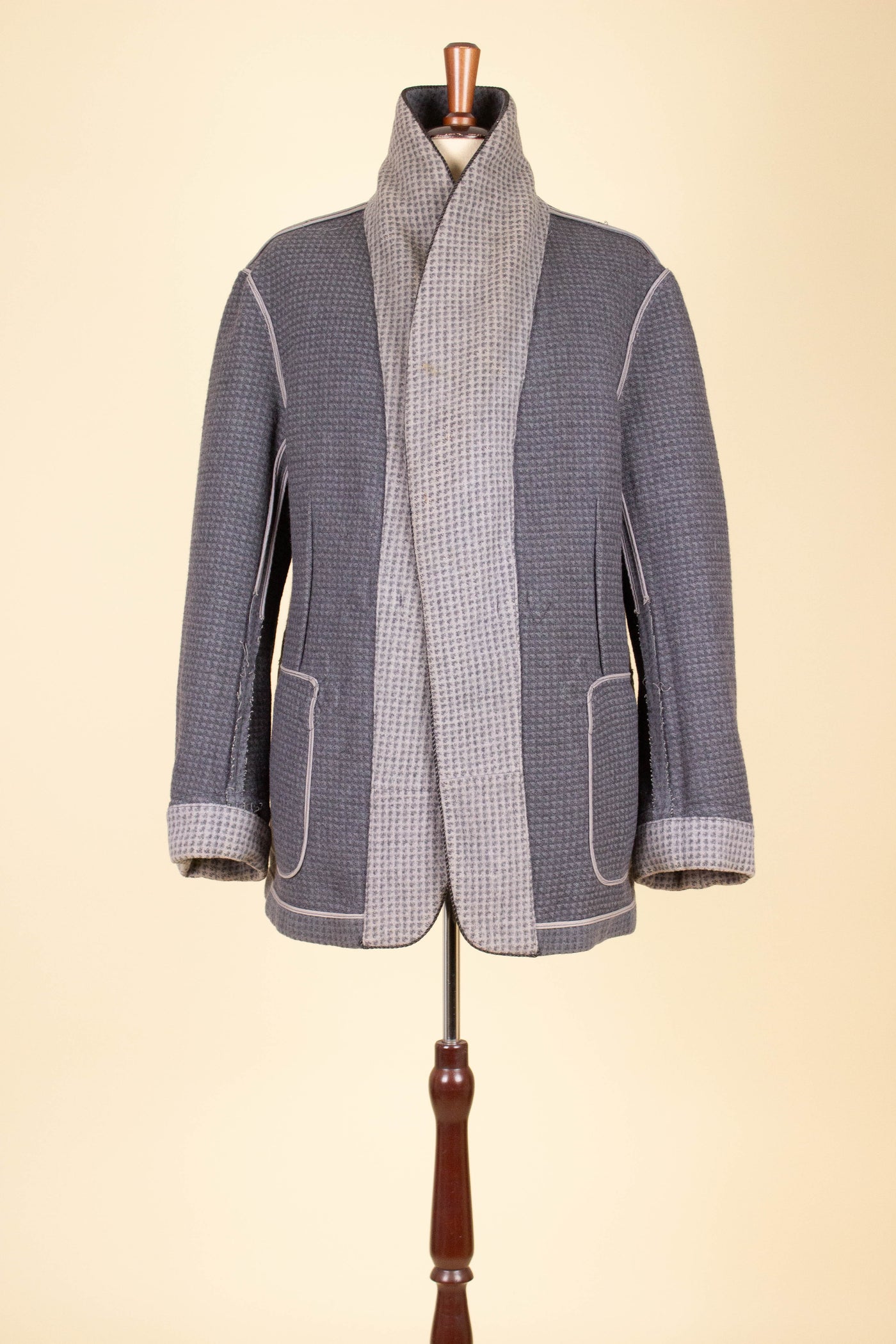 SWEDISH 1930S/1940S GREY/LIGHT GREY WOOL SMOKING JACKET. SIZE CA EU 52