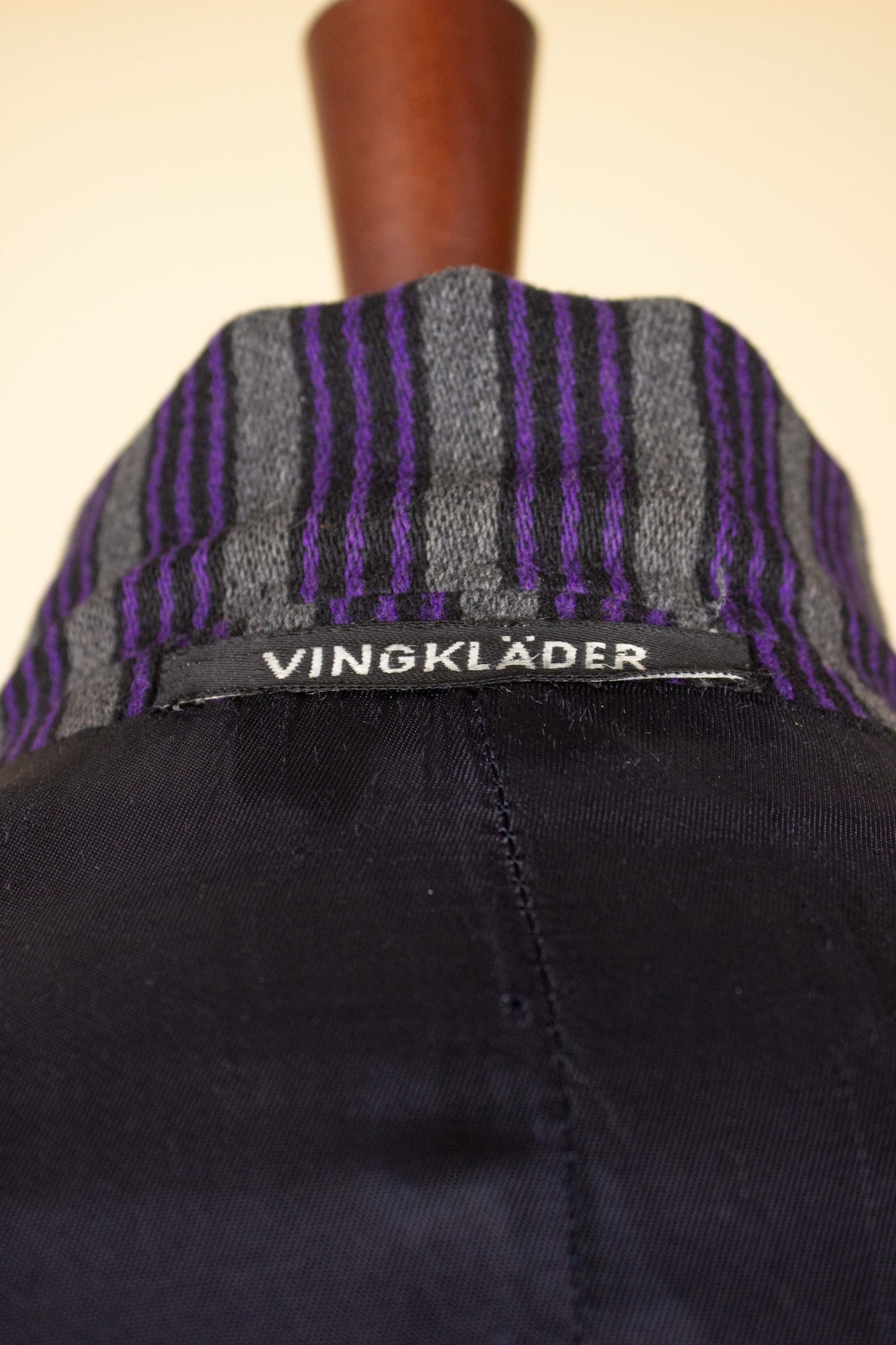 SWEDISH 1950S PURPLE AND GREY SINGLE BUTTONED JACKET BY VINGKLÄDER. SIZE CA EU 52