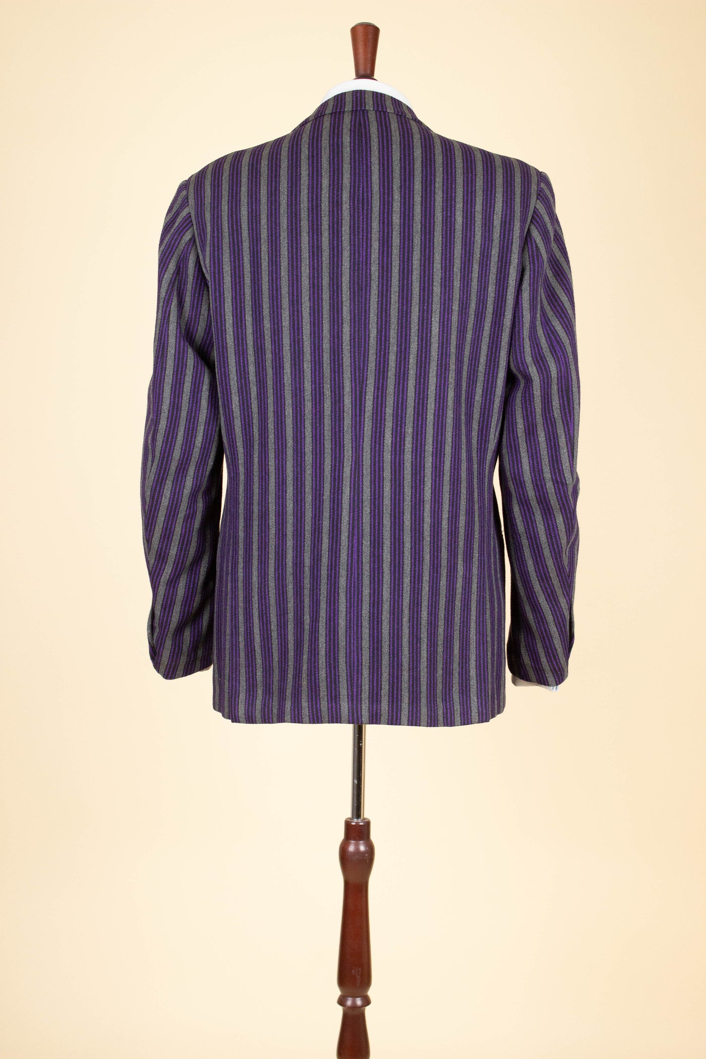 SWEDISH 1950S PURPLE AND GREY SINGLE BUTTONED JACKET BY VINGKLÄDER. SIZE CA EU 52