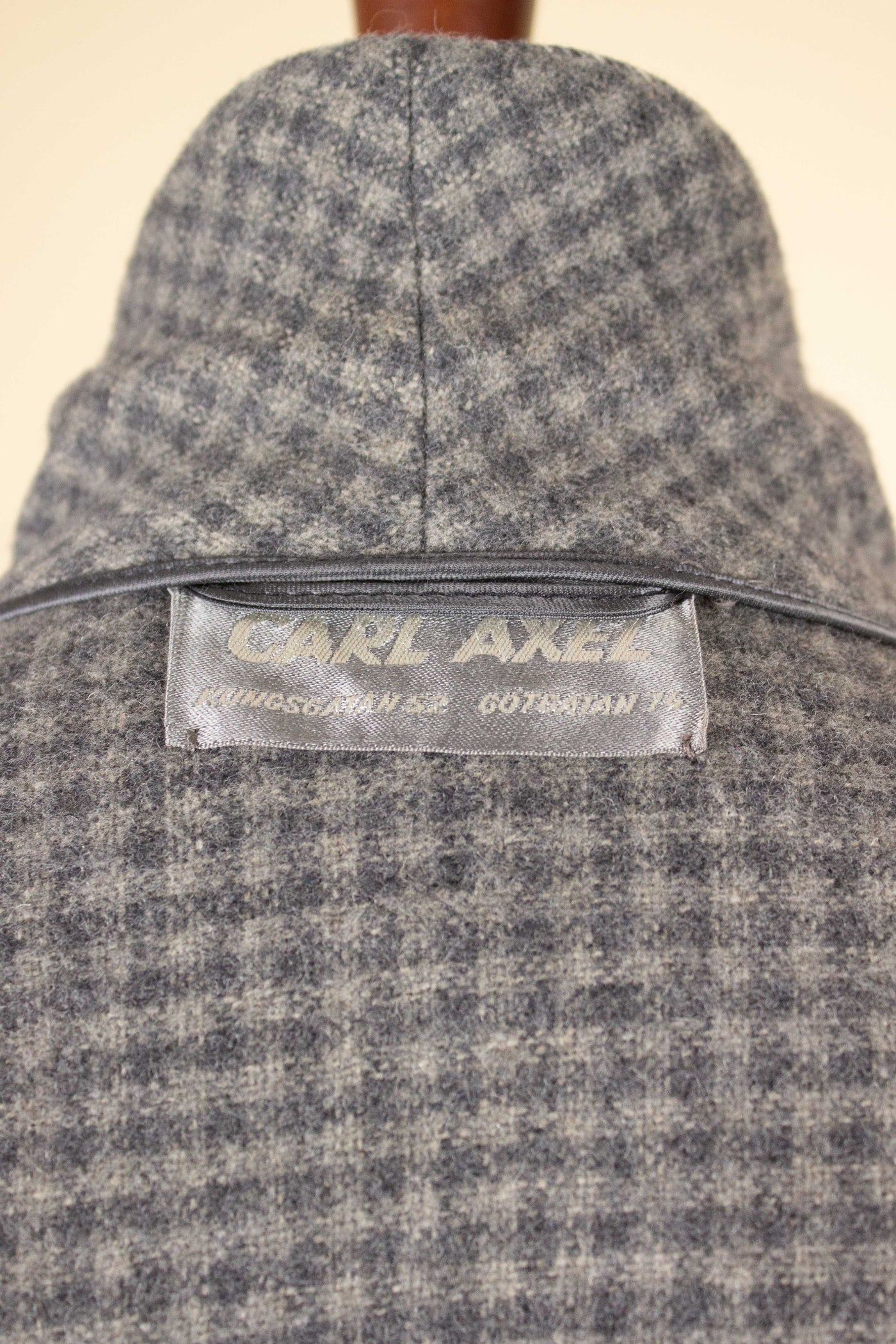 SWEDISH 1940S/1950S GREY SMOKING JACKET BY CARL AXEL. SIZE CA EU 50