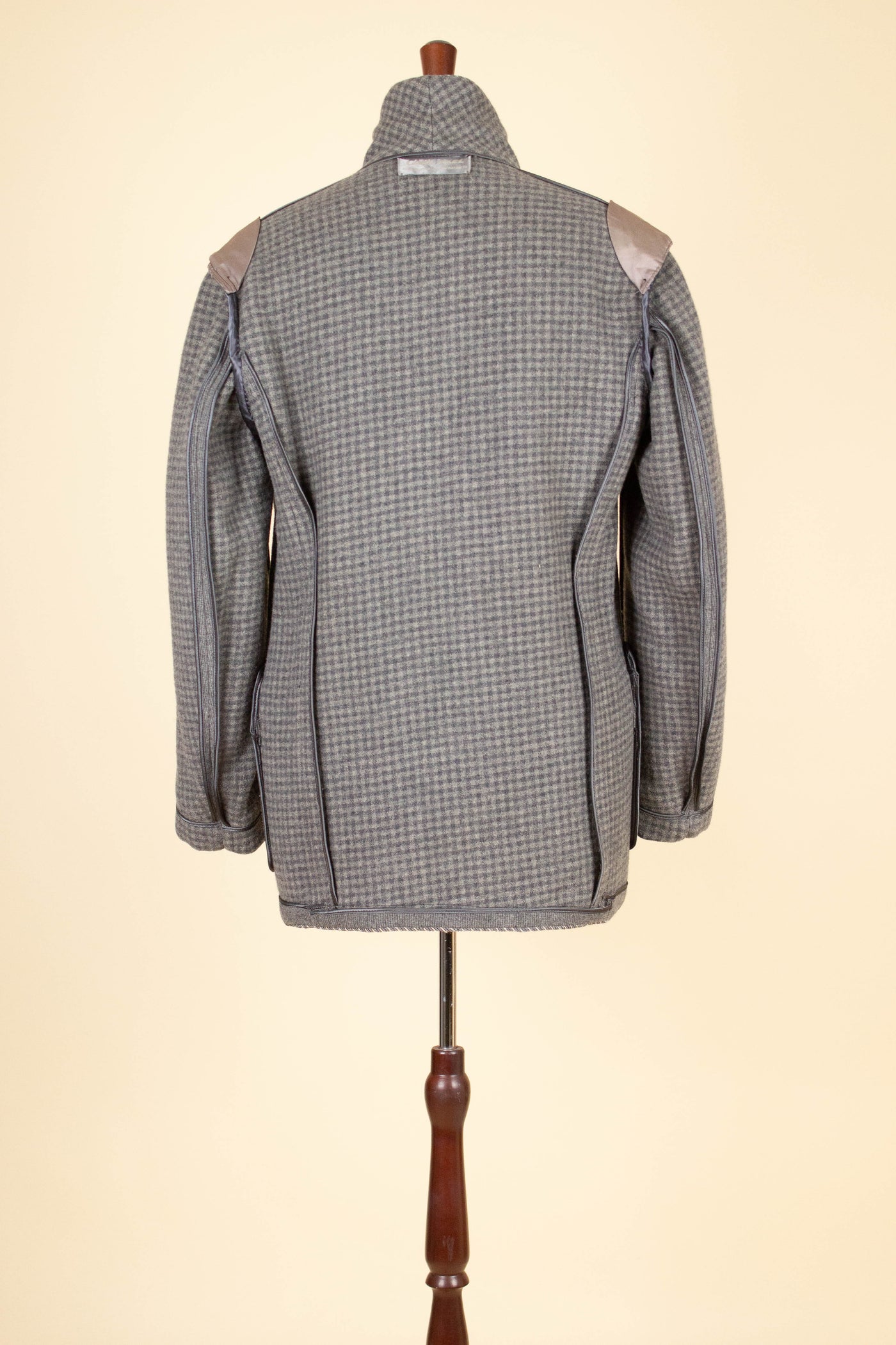 SWEDISH 1940S/1950S GREY SMOKING JACKET BY CARL AXEL. SIZE CA EU 50