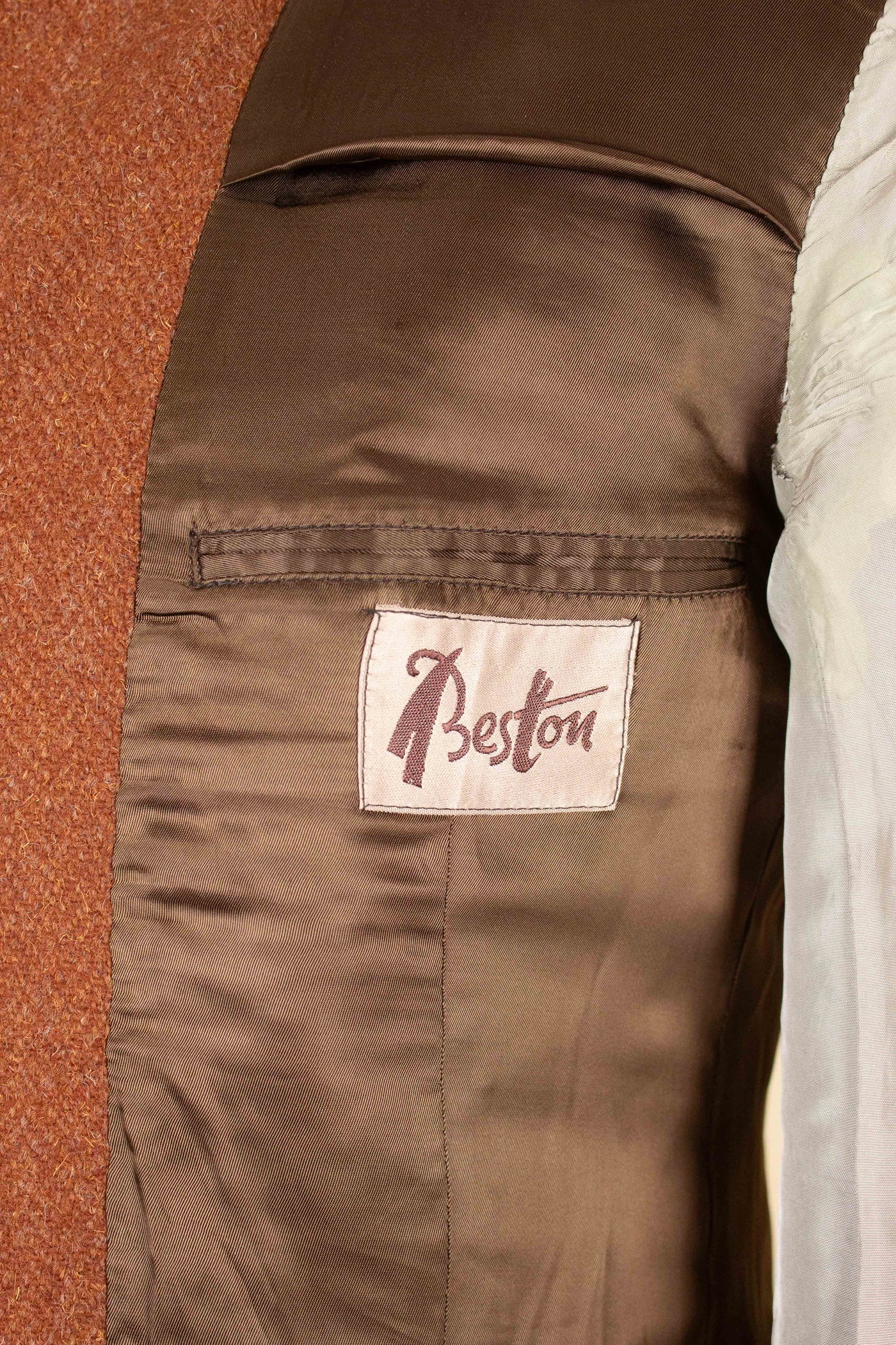 SWEDISH 1950S RUST BROWN HERRINGBONE HEAVYWEIGHT HARRIS TWEED JACKET BY BESTON. SIZE CA EU 46.