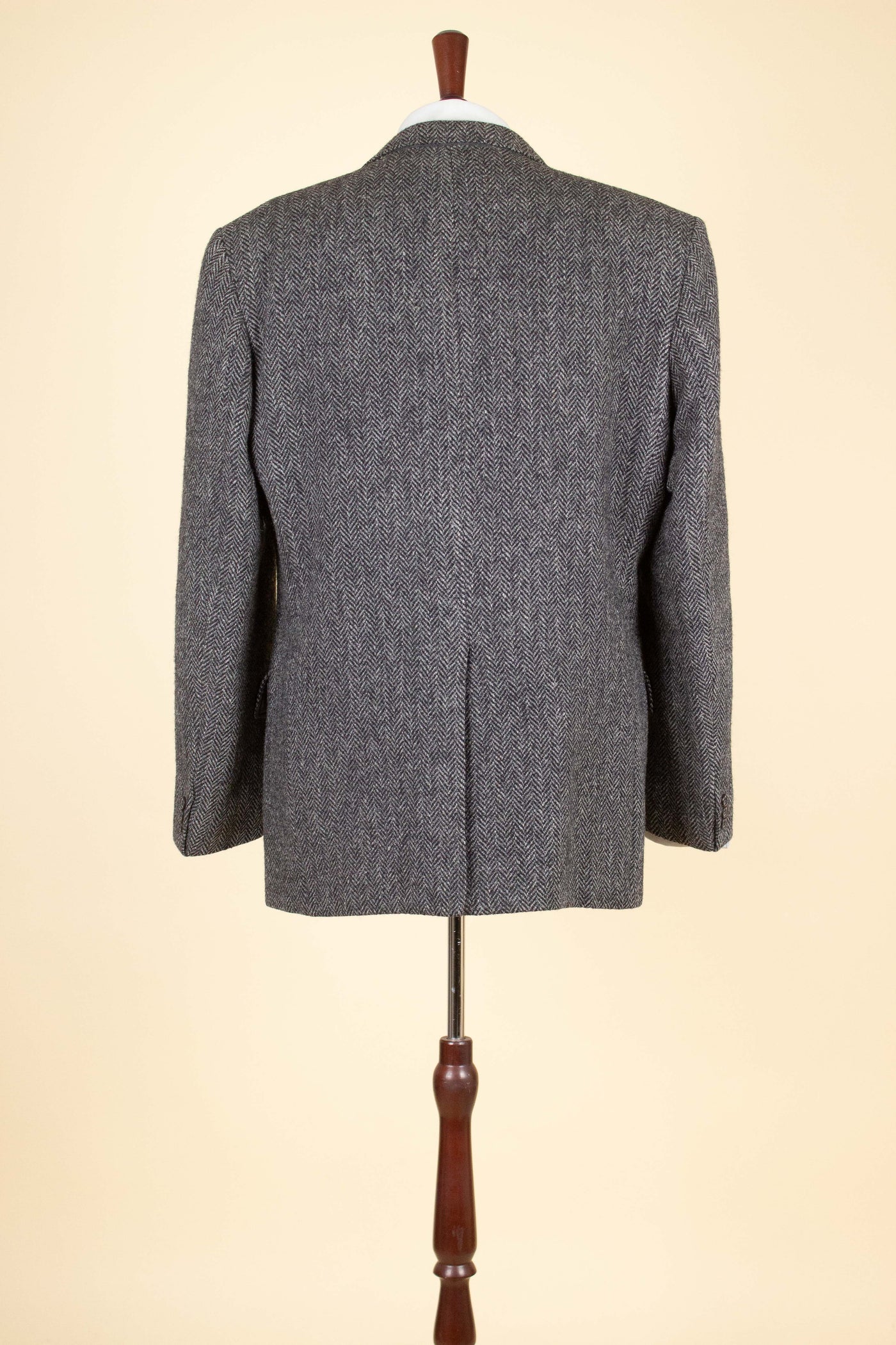 SWEDISH 1950S GREY HERRINGBONE HARRIS TWEED SINGLE BREASTED JACKET. SIZE CA EU 54