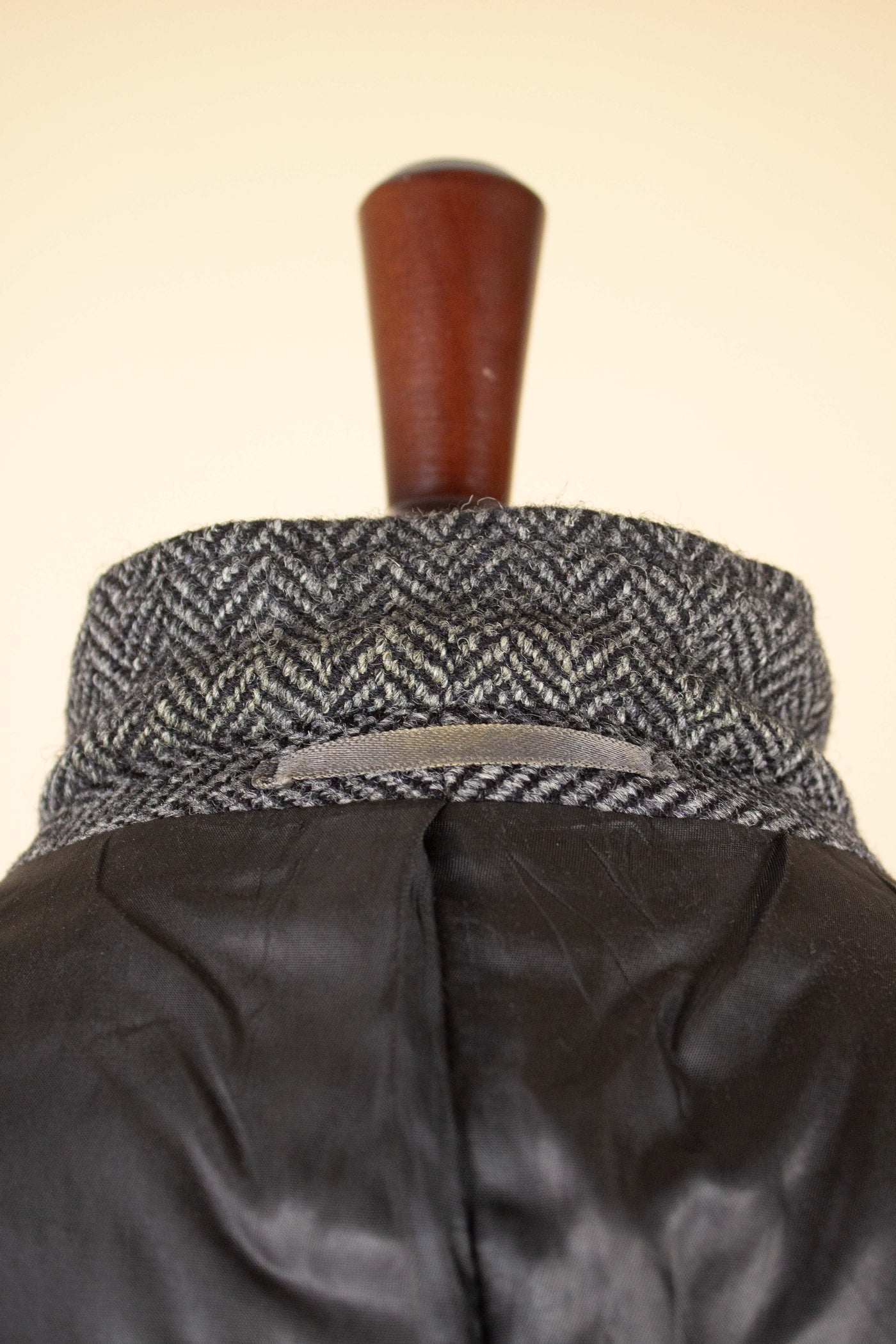 SWEDISH 1950S GREY HERRINGBONE HARRIS TWEED SINGLE BREASTED JACKET. SIZE CA EU 54