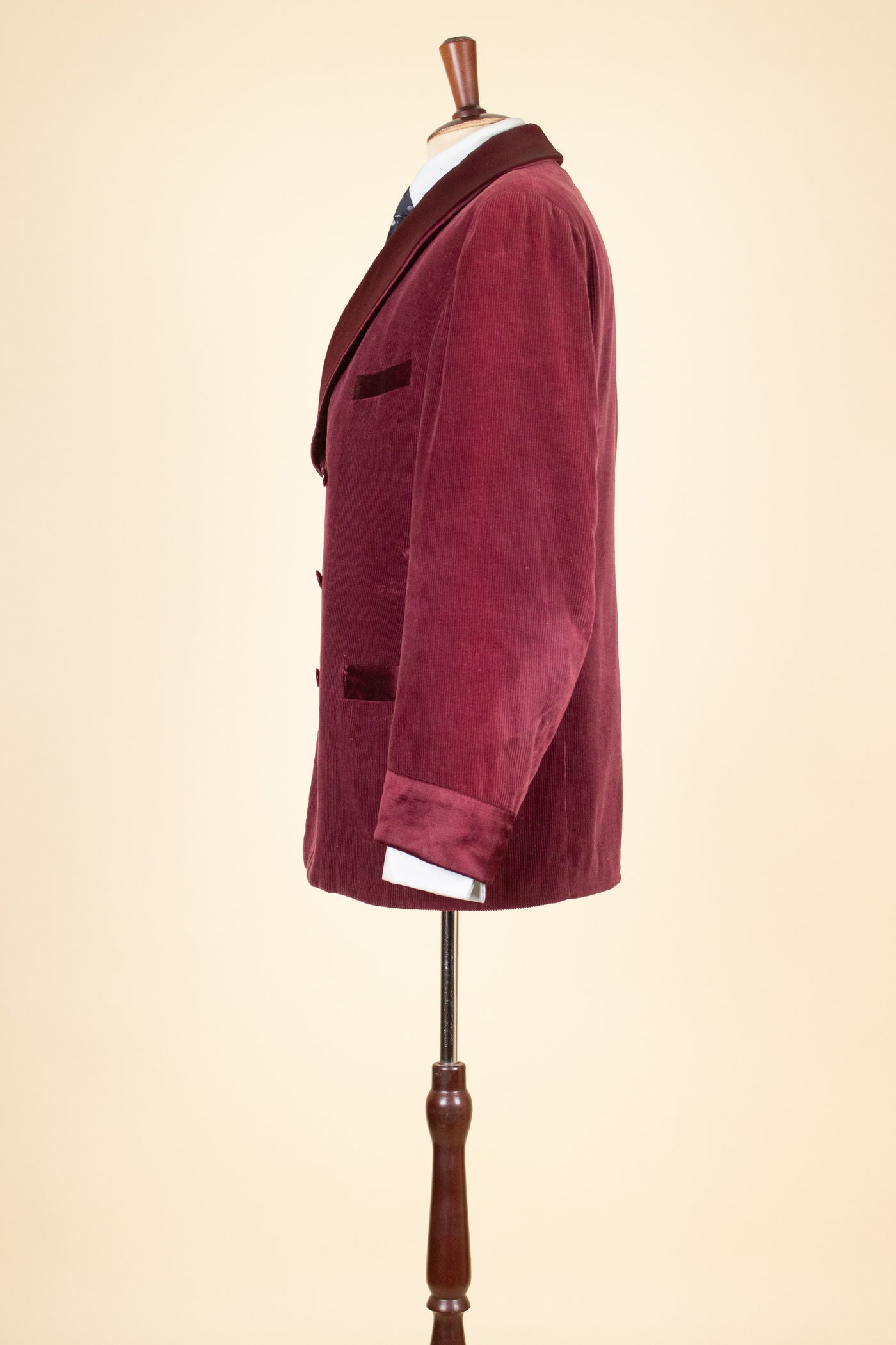 SWEDISH 1940S DARK RED CORDUROY AND SILK SHAWL COLLAR SMOKING JACKET. SIZE CA EU 50