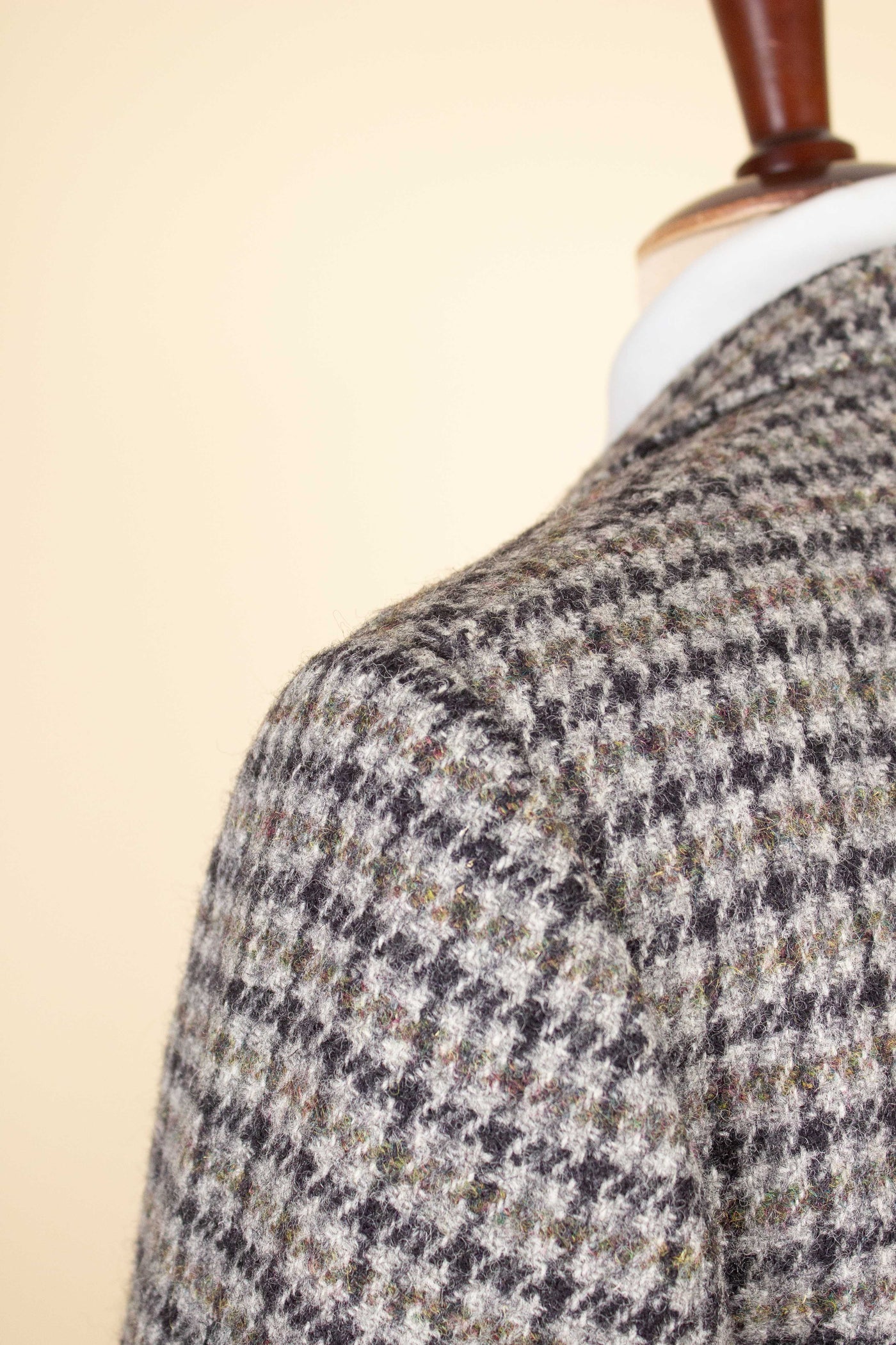 SWEDISH 1960S DARK GREY/LIGHT GREY/GREEN CHECKERED HARRIS TWEED JACKET BY HEDBERGS. SIZE CA EU 50