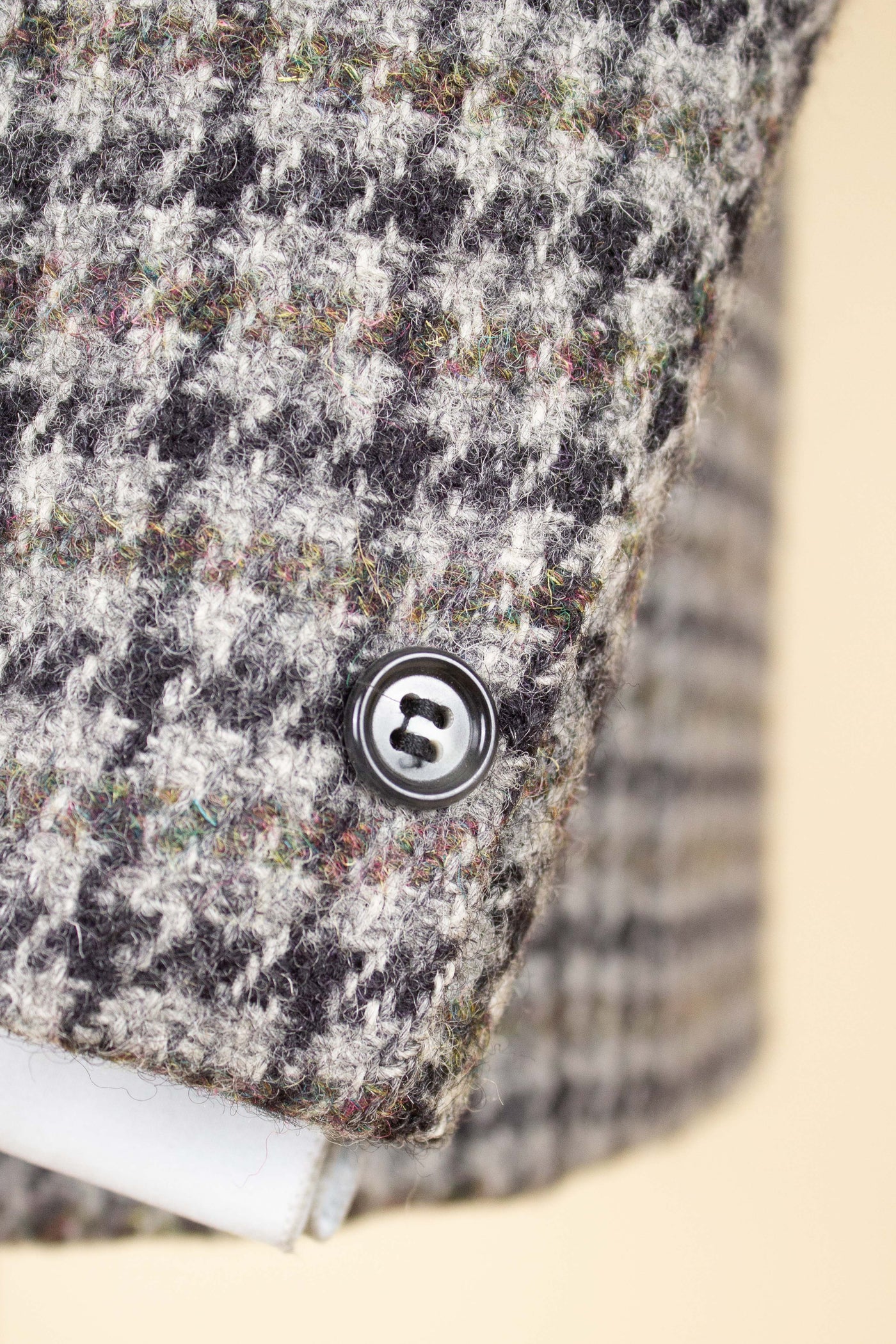 SWEDISH 1960S DARK GREY/LIGHT GREY/GREEN CHECKERED HARRIS TWEED JACKET BY HEDBERGS. SIZE CA EU 50