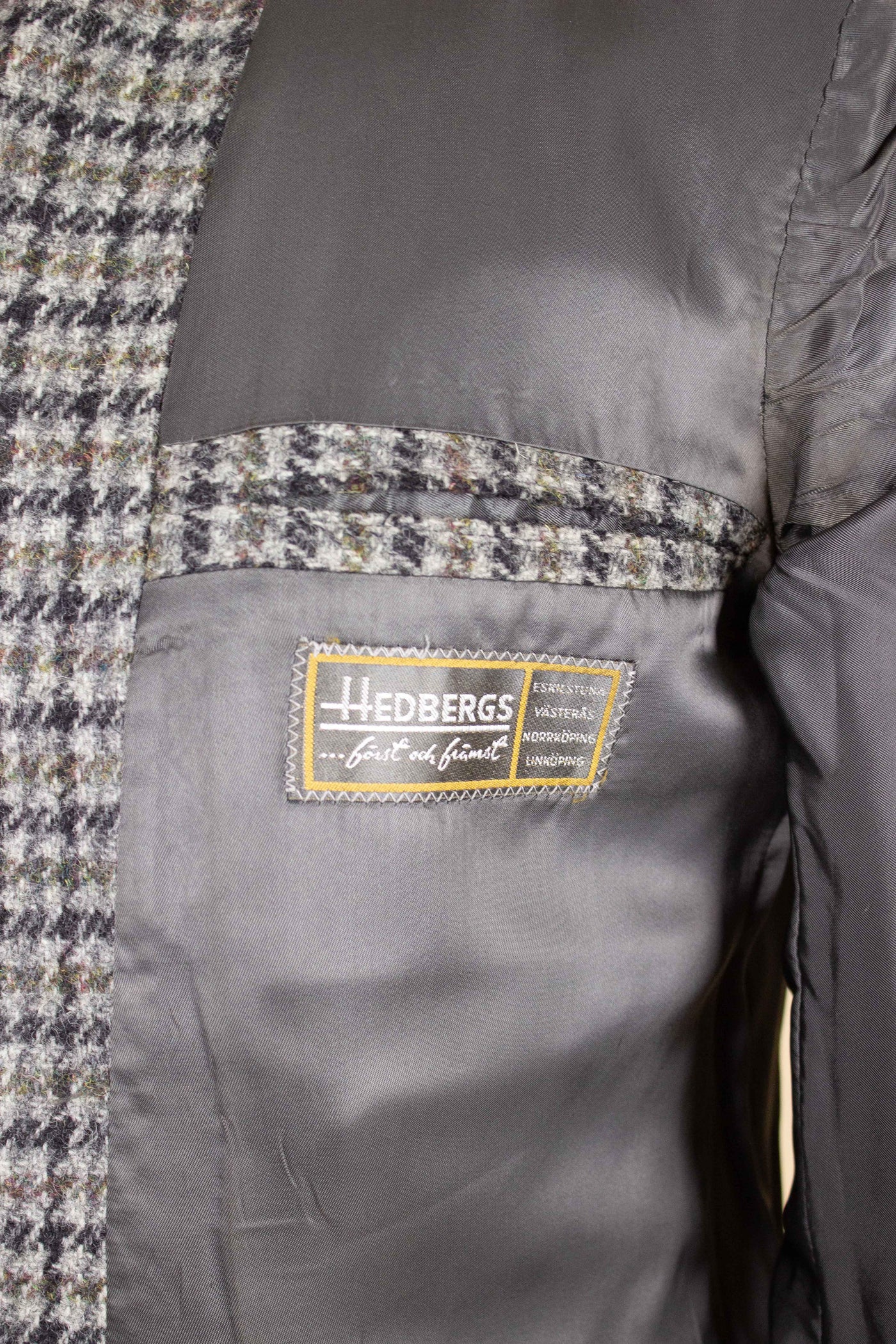 SWEDISH 1960S DARK GREY/LIGHT GREY/GREEN CHECKERED HARRIS TWEED JACKET BY HEDBERGS. SIZE CA EU 50