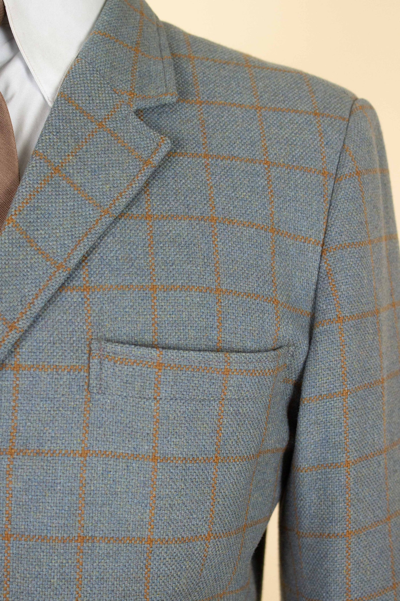BRITISH 1960S BLUE-GREY WINDOWPANE SINGLE BREASTED JACKET BY JOHN BARRAN. SIZE CA EU 46