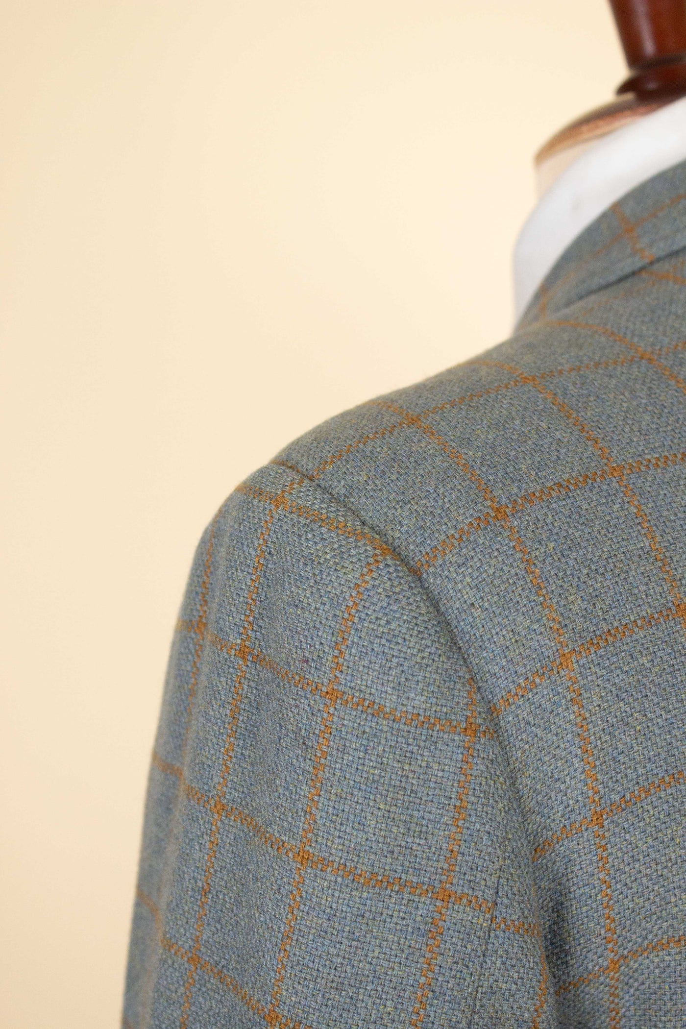 BRITISH 1960S BLUE-GREY WINDOWPANE SINGLE BREASTED JACKET BY JOHN BARRAN. SIZE CA EU 46
