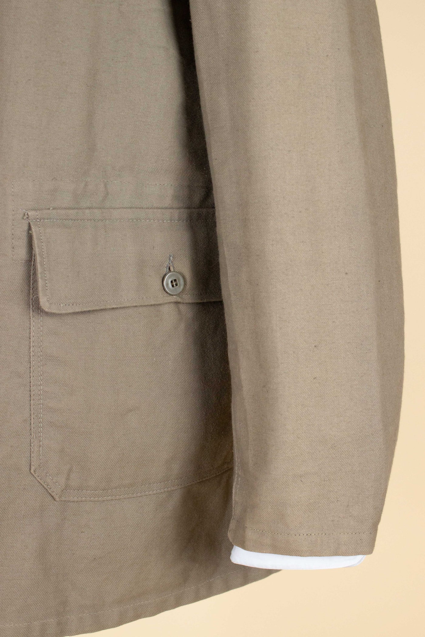 SWEDISH 1940S SINGLE BREASTED BEIGE ARMY JACKET BY ALGOTS. SIZE CA EU 54-56