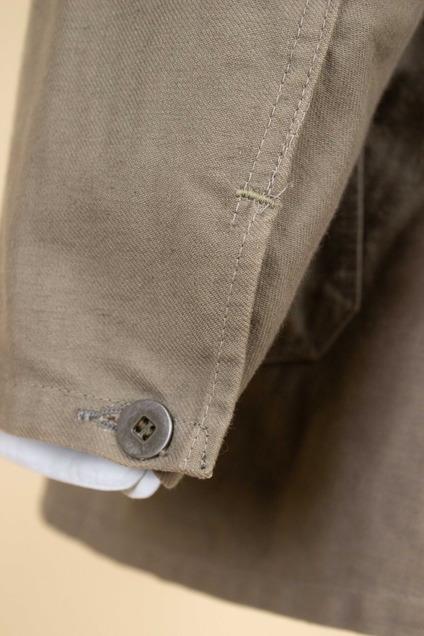 SWEDISH 1940S SINGLE BREASTED BEIGE ARMY JACKET BY ALGOTS. SIZE CA EU 54-56