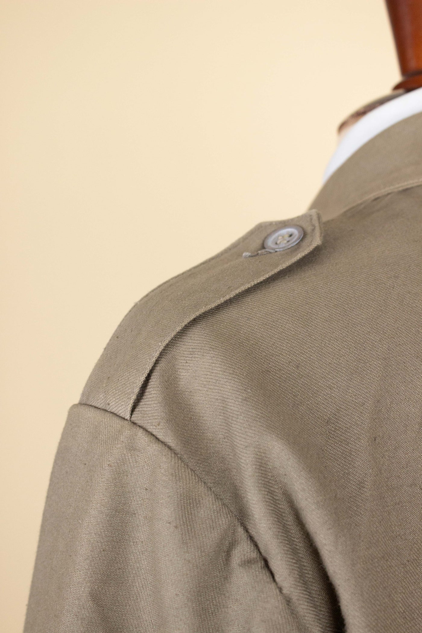 SWEDISH 1940S SINGLE BREASTED BEIGE ARMY JACKET BY ALGOTS. SIZE CA EU 54-56