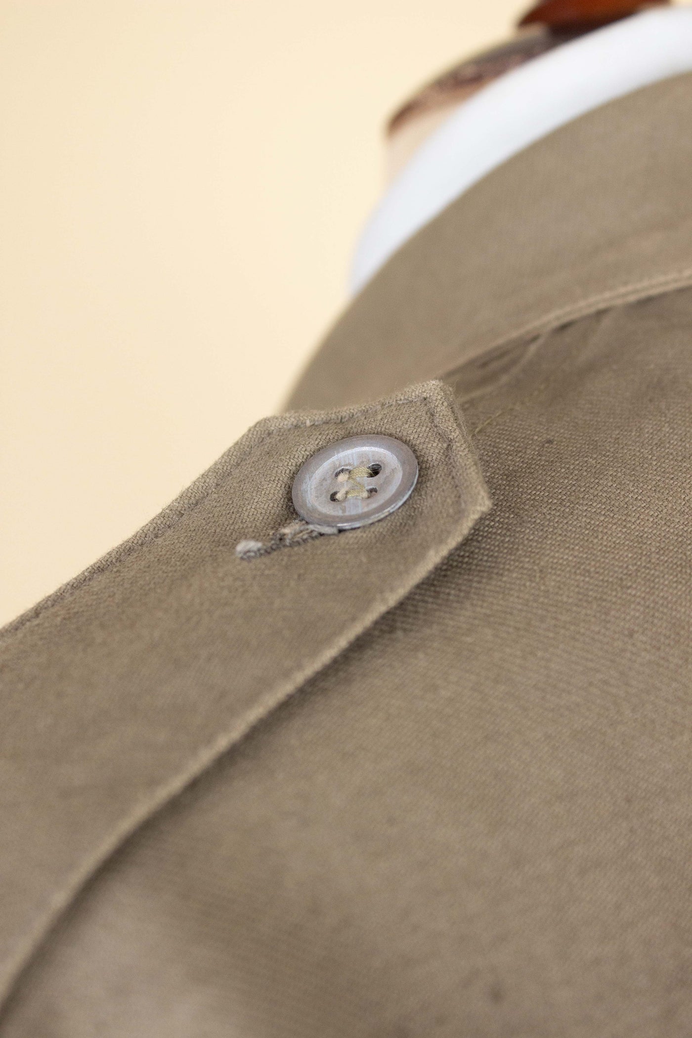 SWEDISH 1940S SINGLE BREASTED BEIGE ARMY JACKET BY ALGOTS. SIZE CA EU 54-56