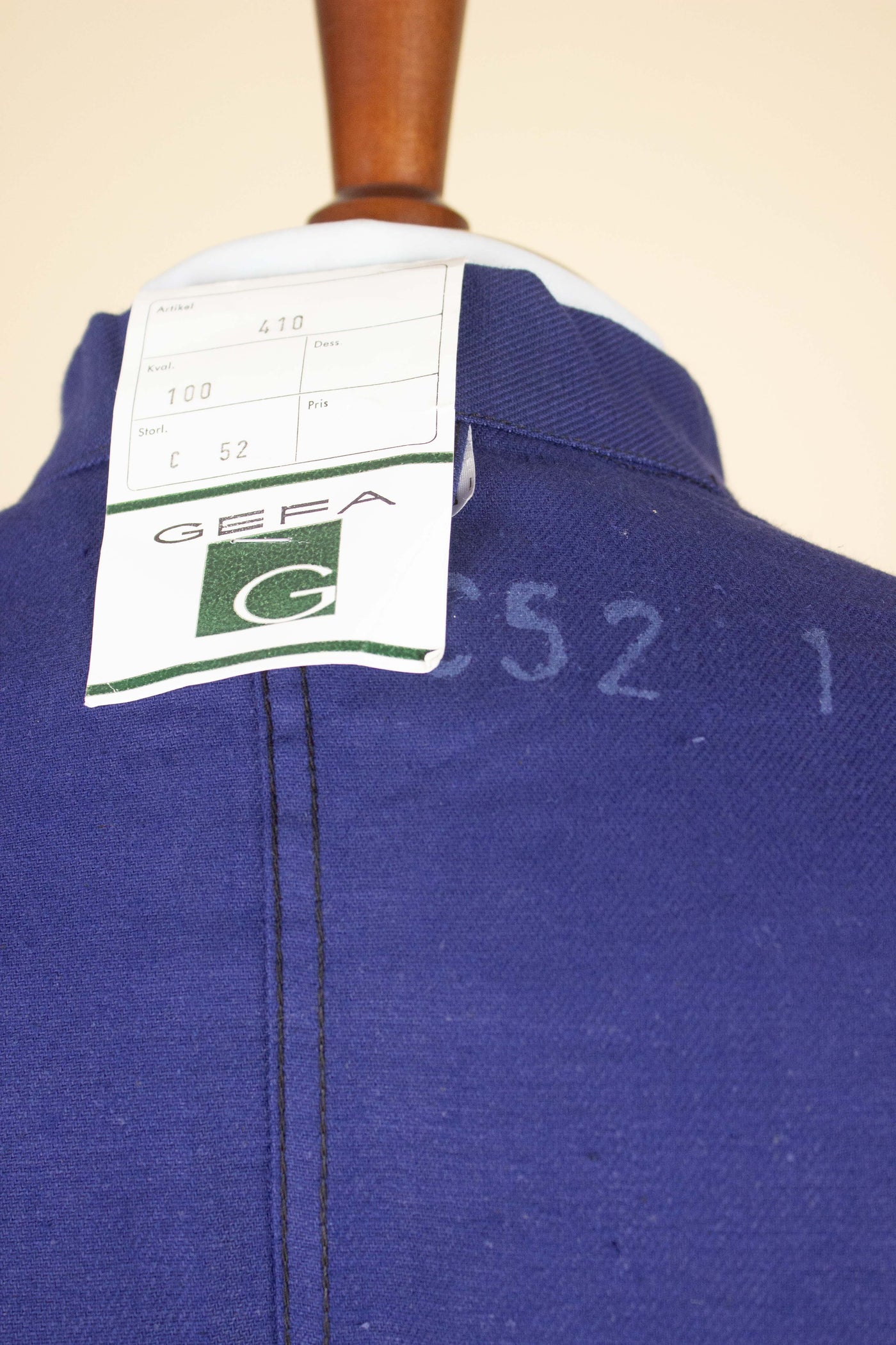 SWEDISH 1960S BLUE DEADSTOCK WORK COAT BY GEFA. SIZE CA EU 52