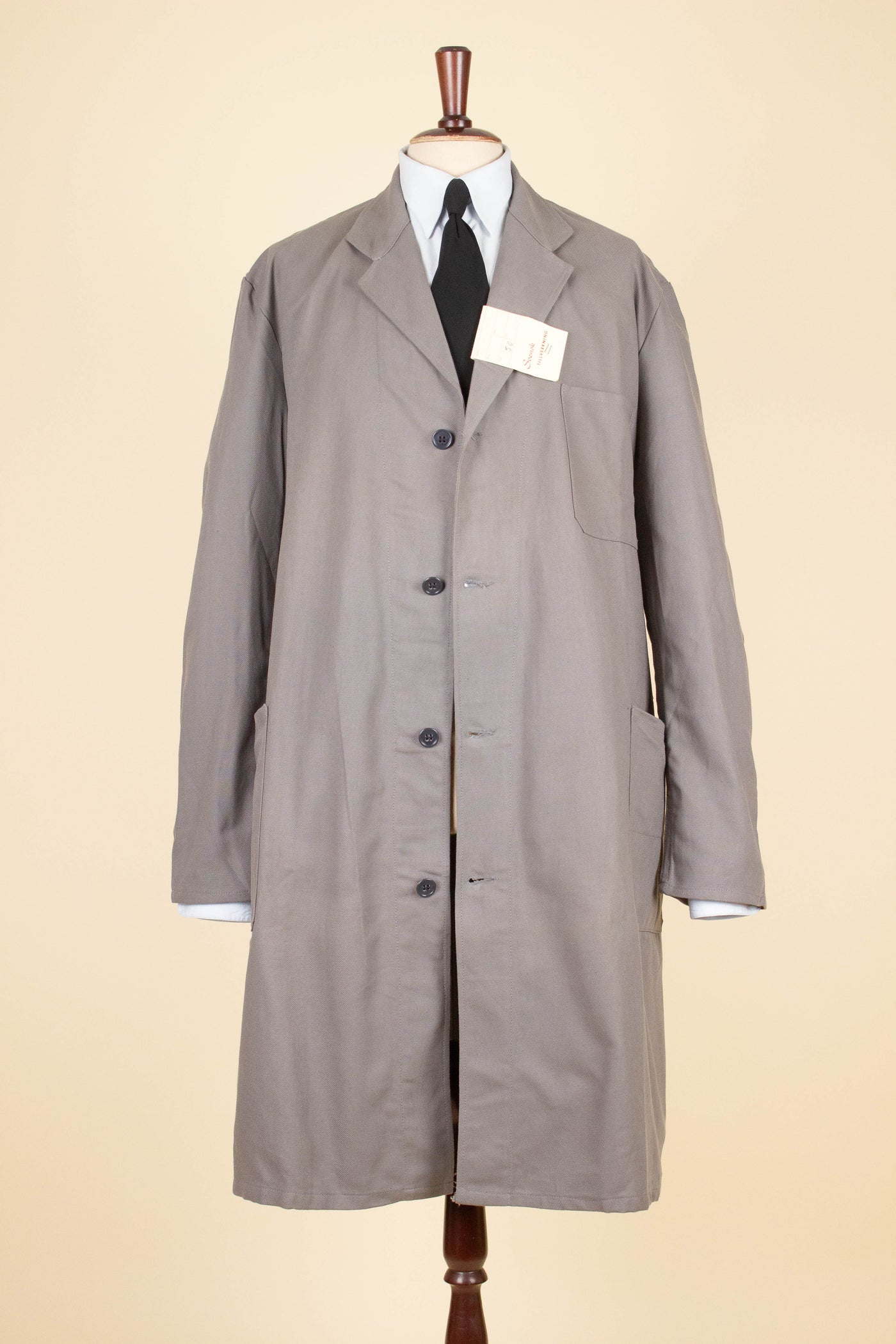 SWEDISH 1950S BEIGE DEADSTOCK WORK COAT. SIZE CA EU 56