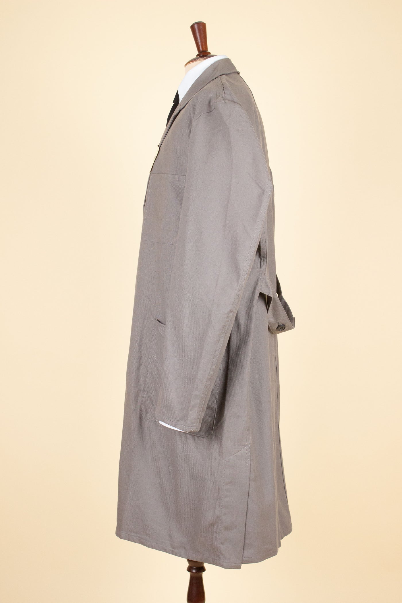 SWEDISH 1950S BEIGE DEADSTOCK WORK COAT. SIZE CA EU 56