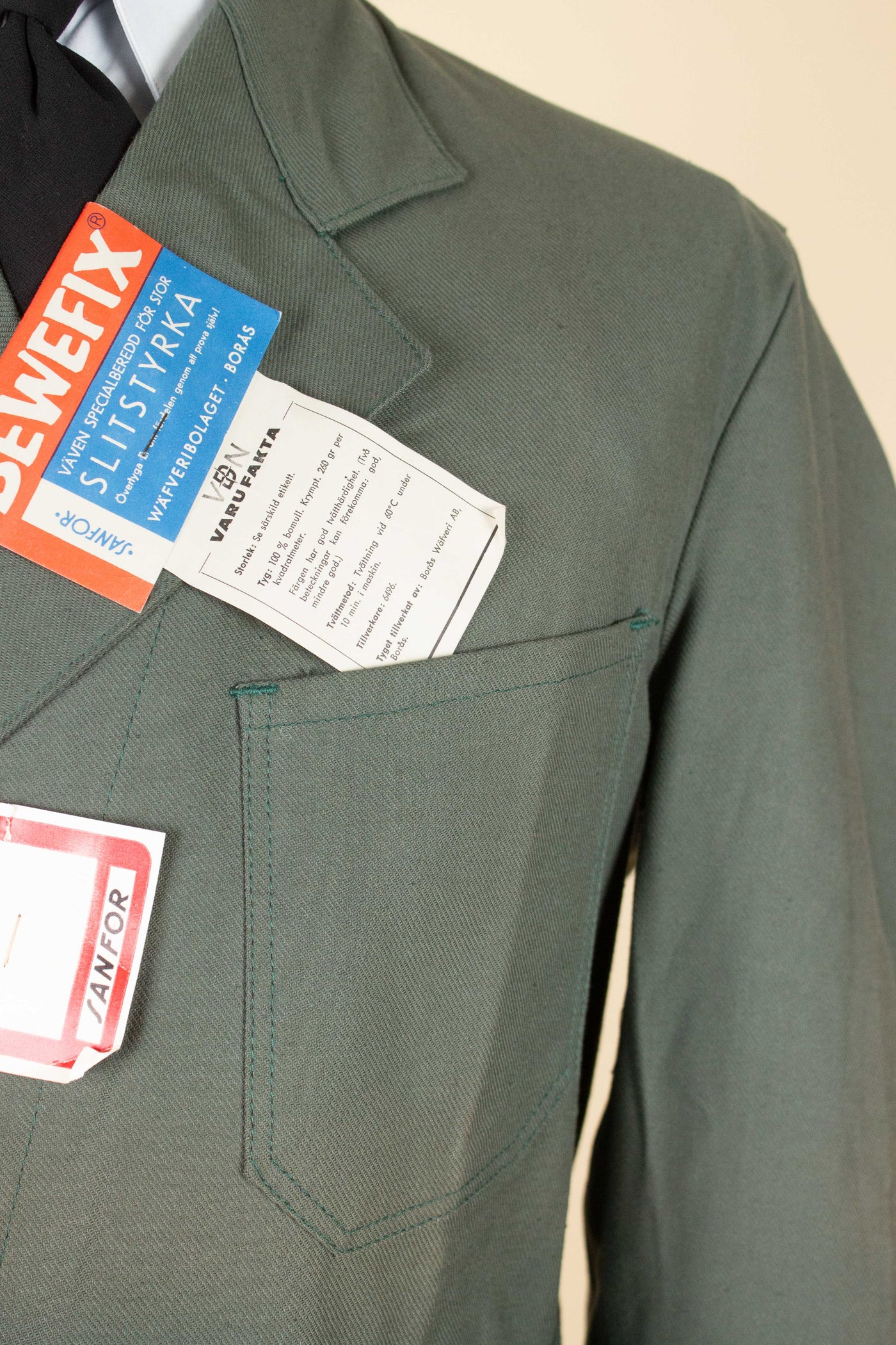 SWEDISH 1950S/1960S GREEN COTTON DEADSTOCK WORK COAT BY DALSTORPS YRKESKLÄDER. SIZE CA EU 50 LONG
