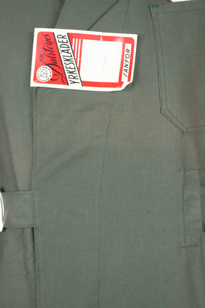 SWEDISH 1950S/1960S GREEN COTTON DEADSTOCK WORK COAT BY DALSTORPS YRKESKLÄDER. SIZE CA EU 50 LONG