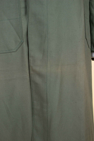SWEDISH 1950S/1960S GREEN COTTON DEADSTOCK WORK COAT BY DALSTORPS YRKESKLÄDER. SIZE CA EU 50 LONG