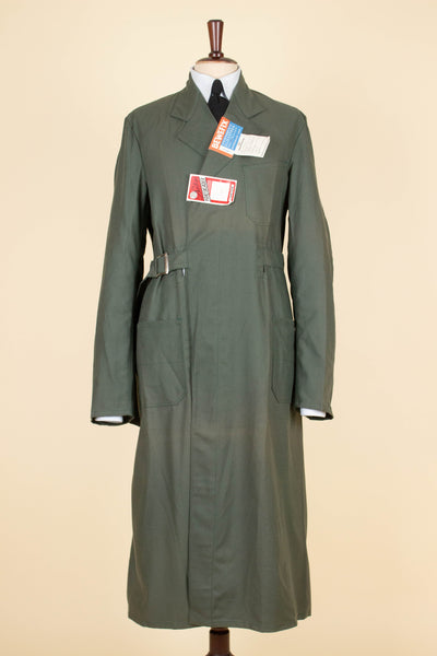 SWEDISH 1950S/1960S GREEN COTTON DEADSTOCK WORK COAT BY DALSTORPS YRKESKLÄDER. SIZE CA EU 50 LONG