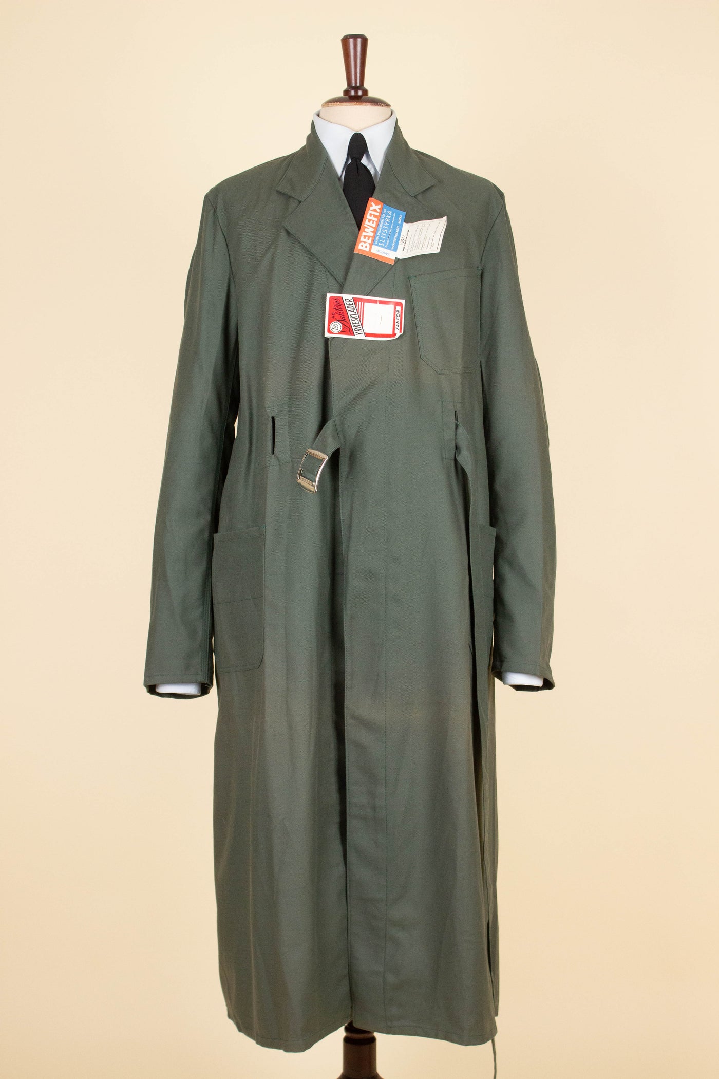 SWEDISH 1950S/1960S GREEN COTTON DEADSTOCK WORK COAT BY DALSTORPS YRKESKLÄDER. SIZE CA EU 50 LONG