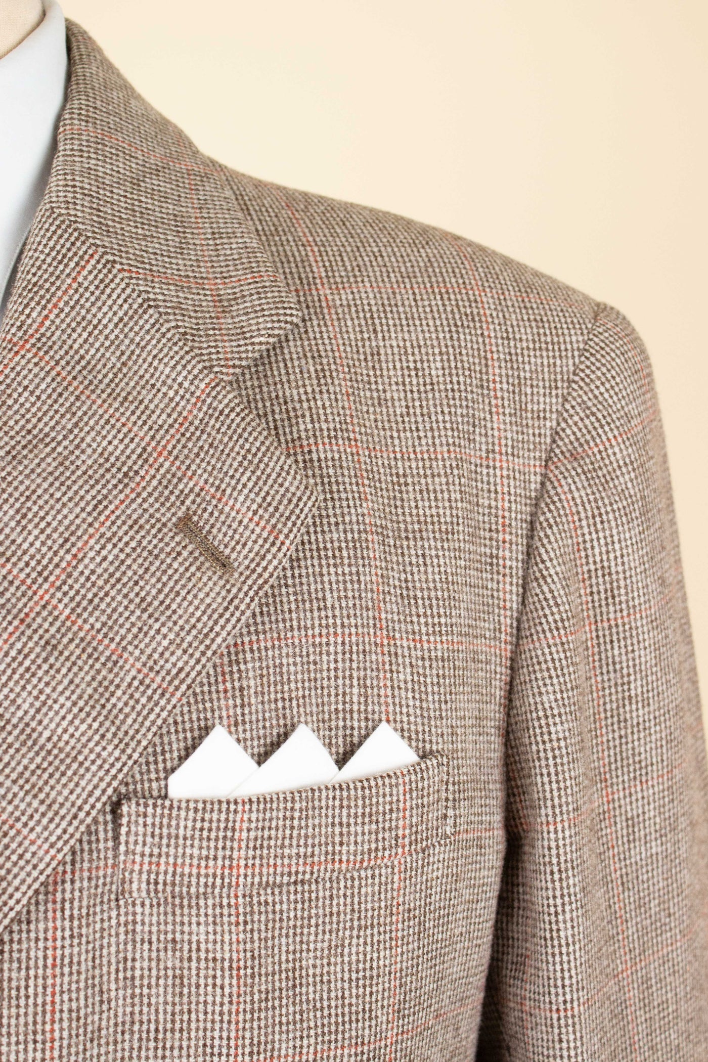 SWEDISH 1930S/1940S LIGHT BROWN WINDOW PANE TWEED JACKET BY MAGNIFIC. SIZE CA EU 50
