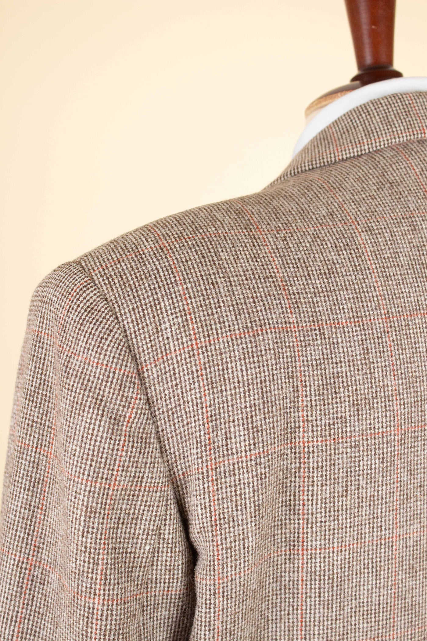 SWEDISH 1930S/1940S LIGHT BROWN WINDOW PANE TWEED JACKET BY MAGNIFIC. SIZE CA EU 50