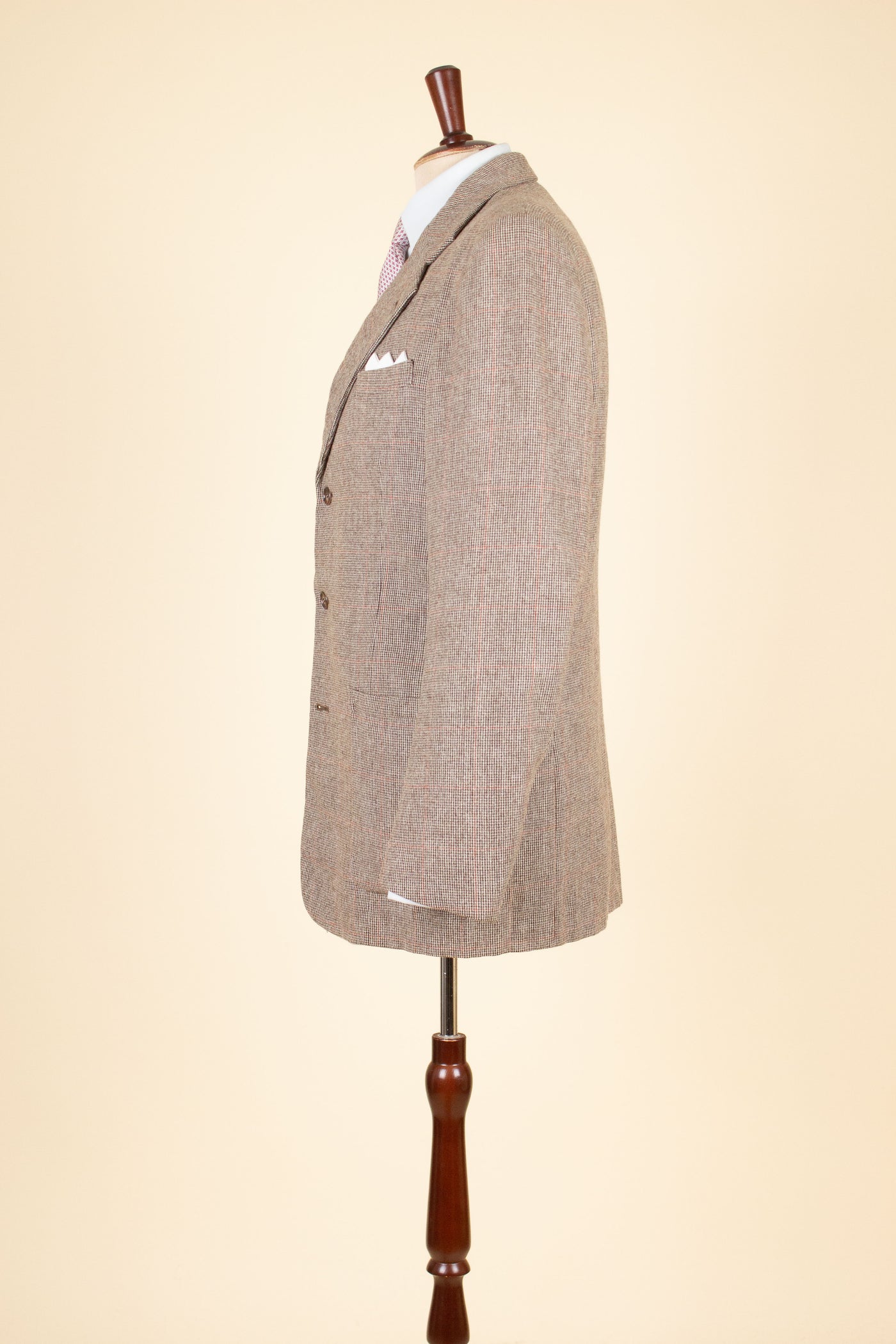 SWEDISH 1930S/1940S LIGHT BROWN WINDOW PANE TWEED JACKET BY MAGNIFIC. SIZE CA EU 50