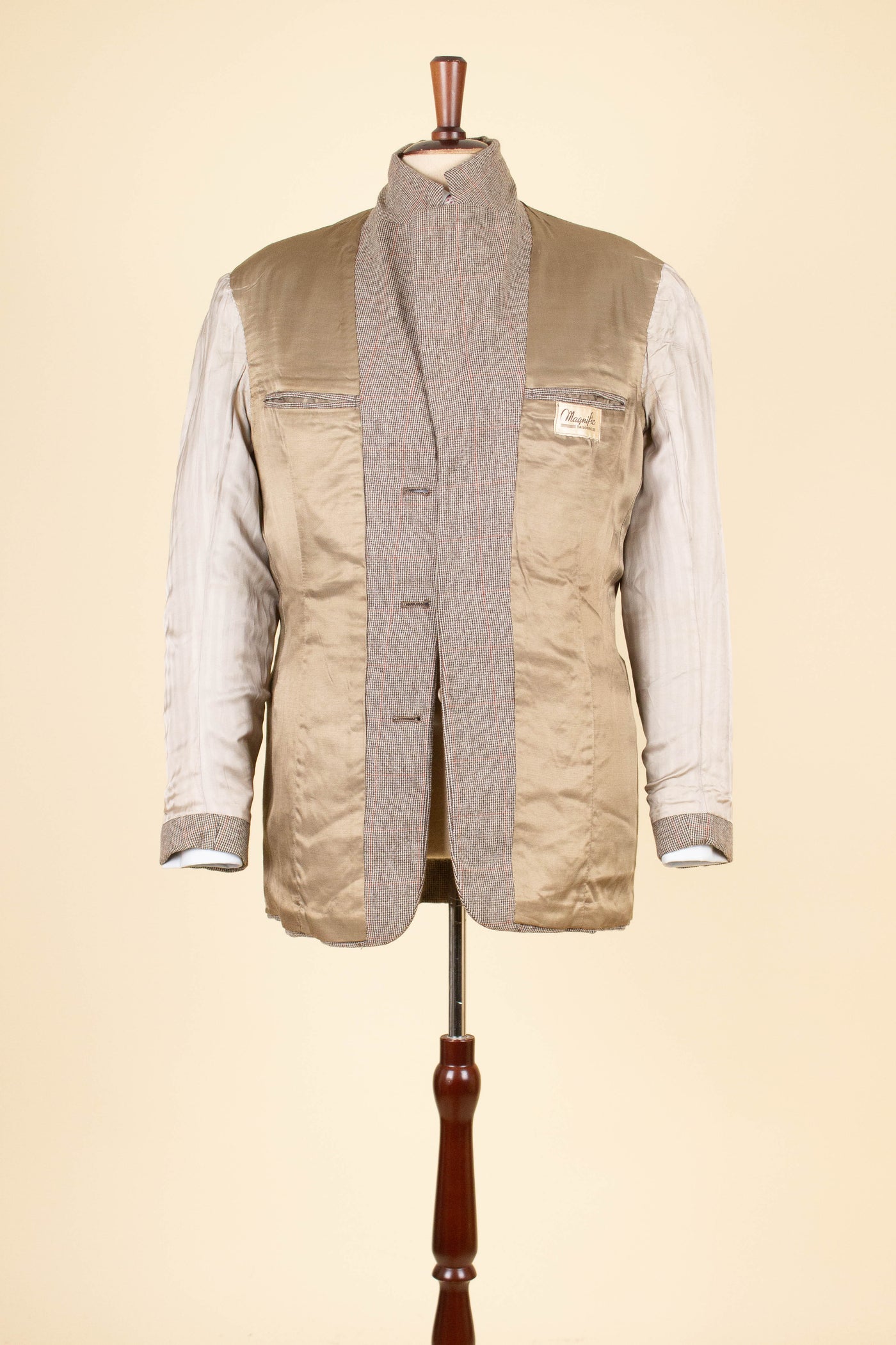 SWEDISH 1930S/1940S LIGHT BROWN WINDOW PANE TWEED JACKET BY MAGNIFIC. SIZE CA EU 50