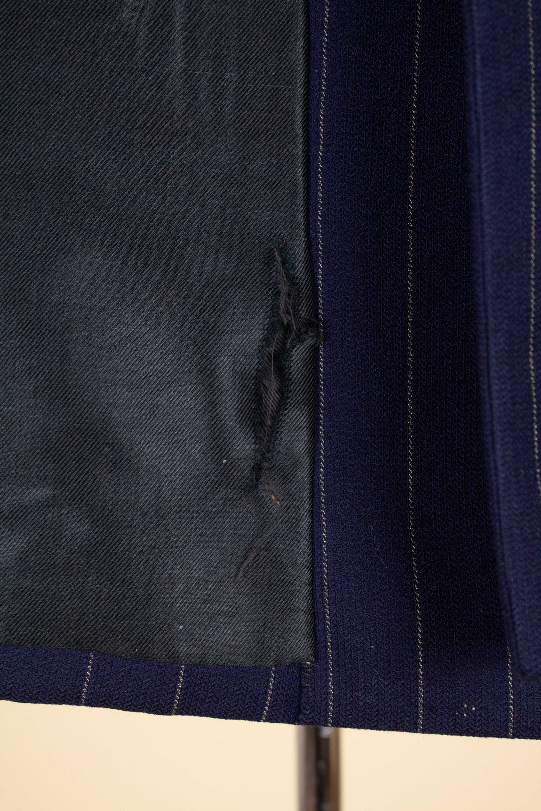 SWEDISH 1940S NAVY BLUE PINSTRIPE BESPOKE SINGE JACKET. SIZE CA EU