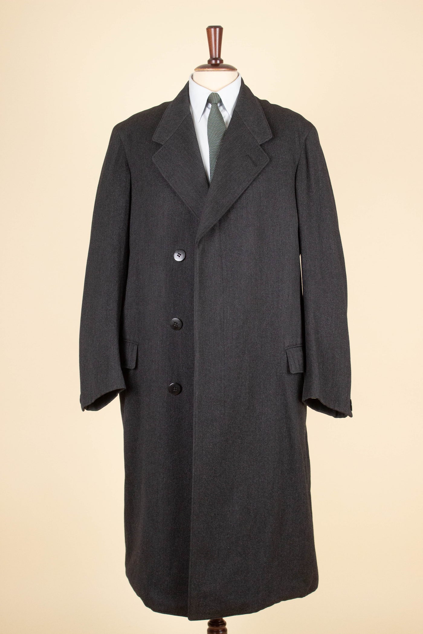 SWEDISH 1935 BESPOKE MID GREY SINGLE BREASTED OVERCOAT BY P.E. DUNELL. SIZE CA EU 46-48