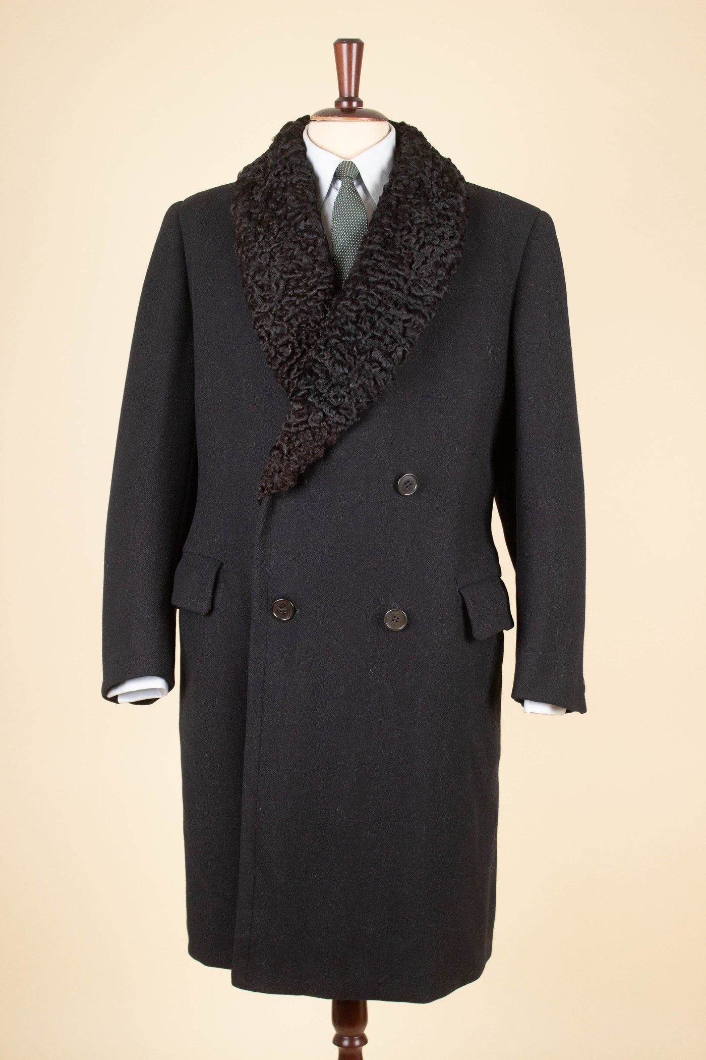 SWEDISH 1940S/1950S BLACK OVERCOAT WITH PERSIAN SHAWL COLLAR. SIZE CA EU 48