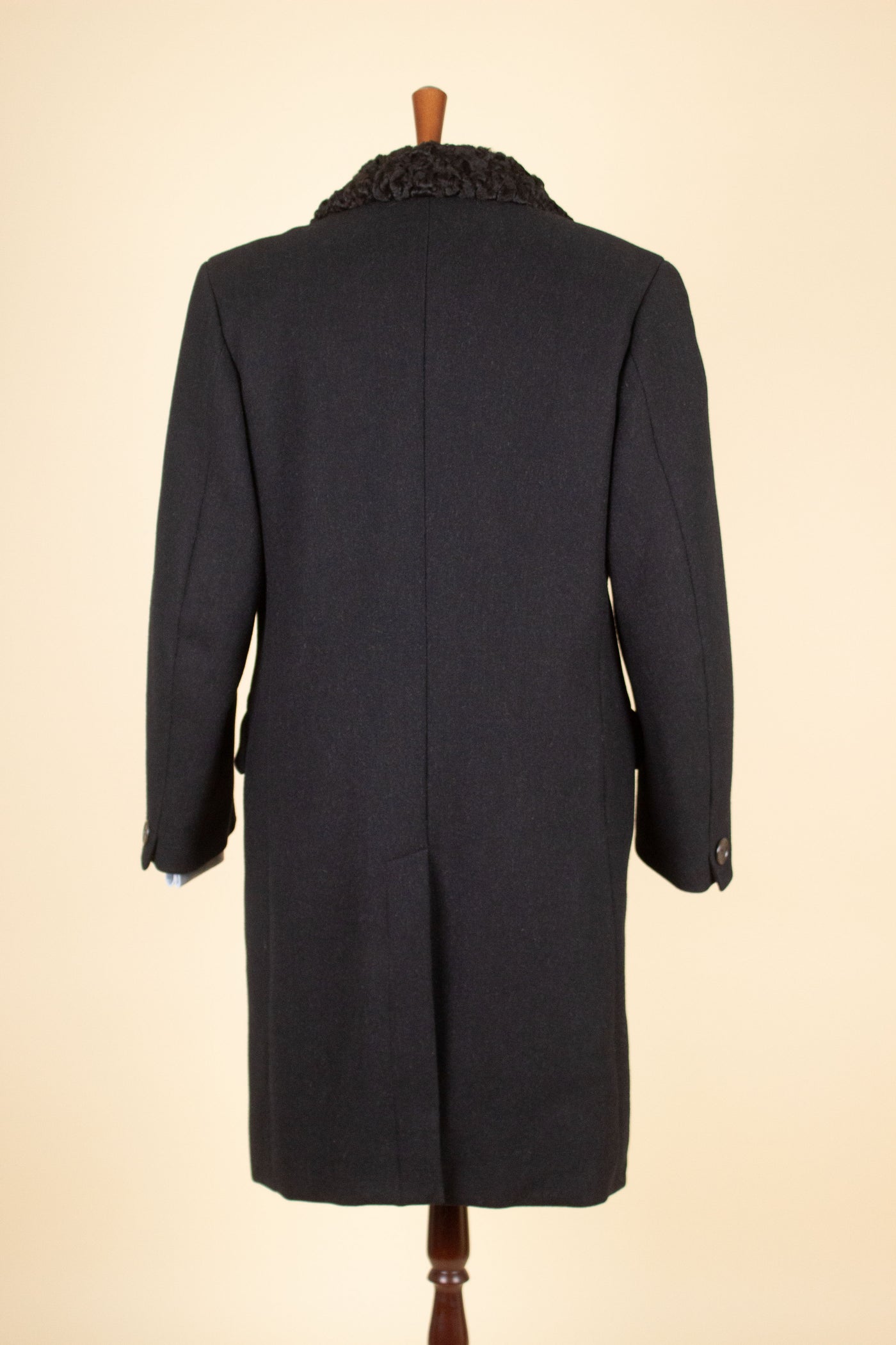 SWEDISH 1940S/1950S BLACK OVERCOAT WITH PERSIAN SHAWL COLLAR. SIZE CA EU 48